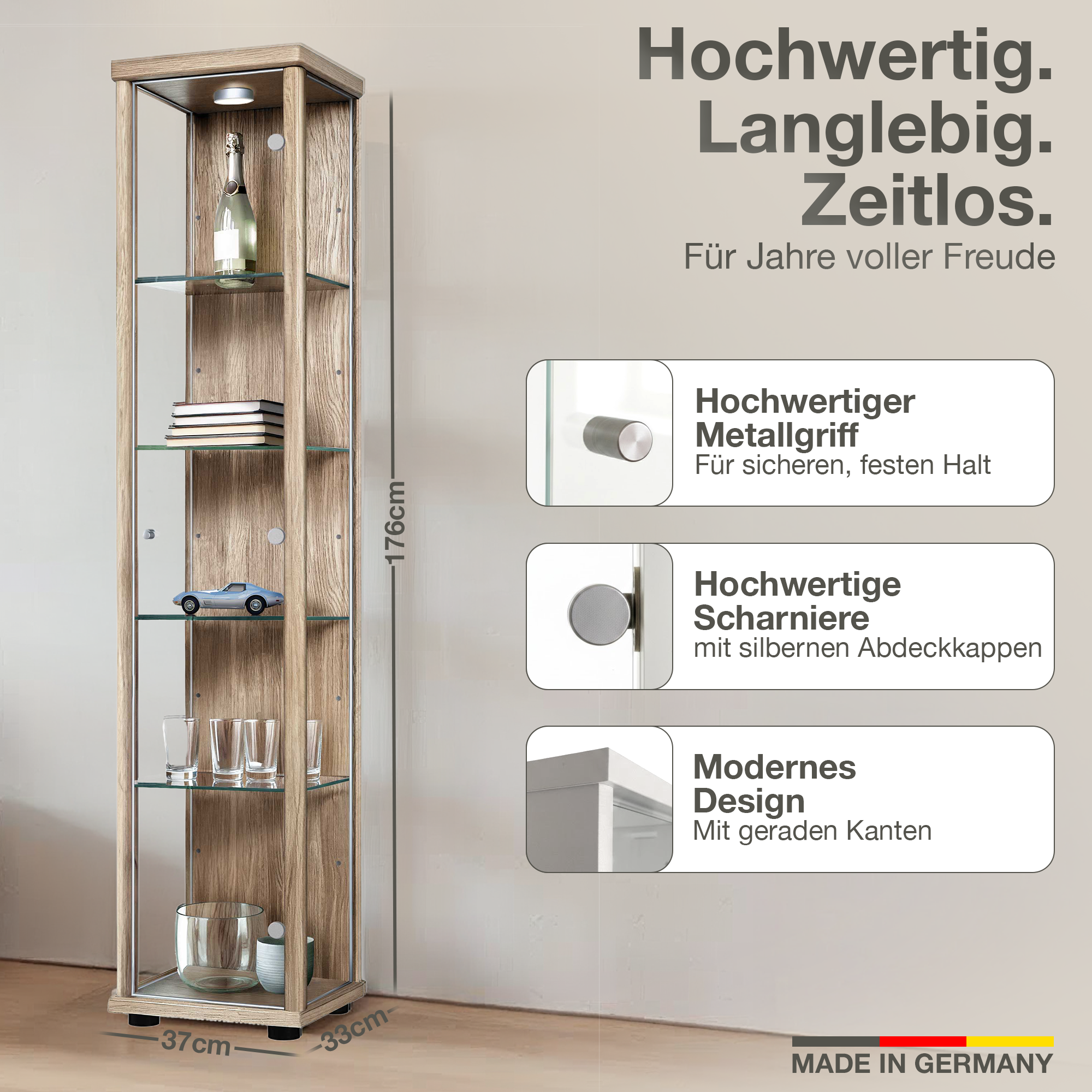 Ein hoher, schmaler Vitrinenschrank aus Holzimitat mit Glastüren und Regalen.