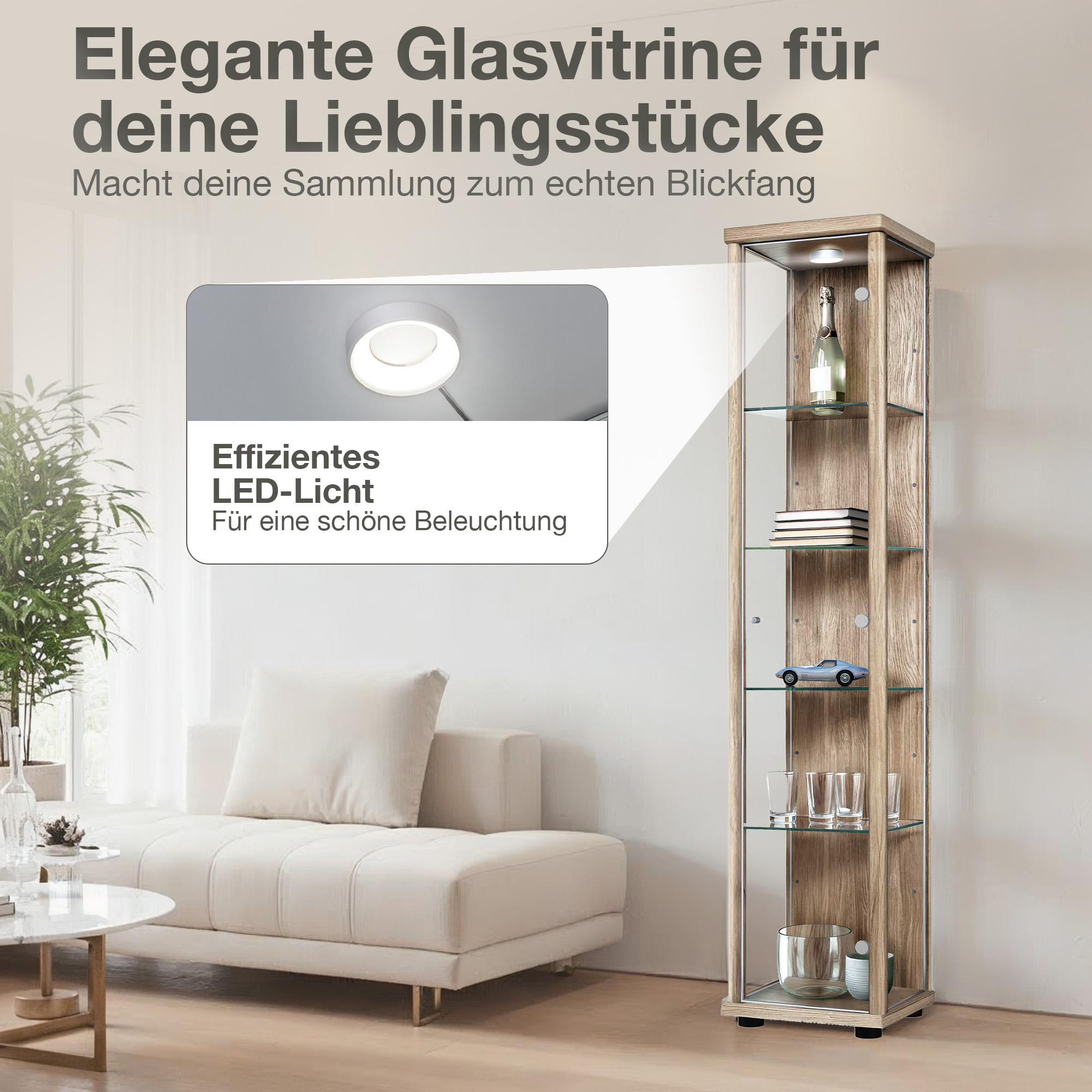 Holzvitrine mit Glasfront, beleuchtet, mit Flasche, Büchern, Auto und Gläsern.