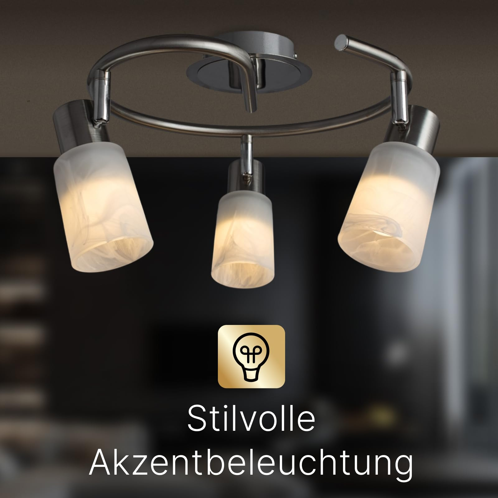 Deckenleuchte mit drei Glaslampenschirmen und Metallgestell.