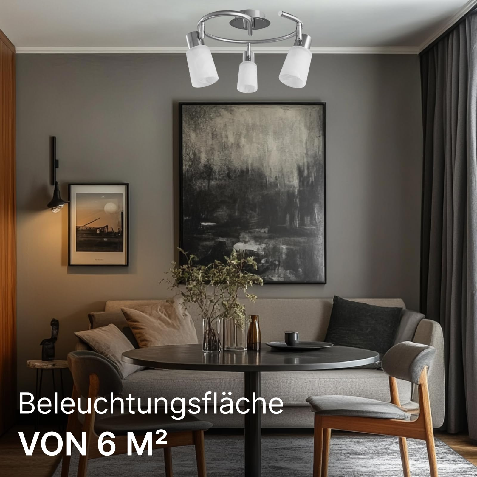 Ein moderner Wohnbereich mit Deckenleuchte, Sofa, Tisch und Bildern.