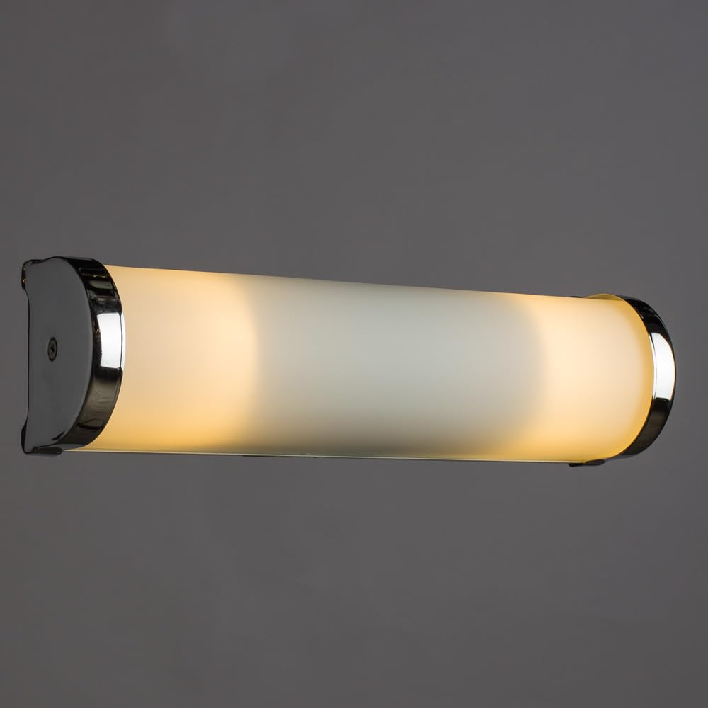 Eine lange, röhrenförmige Lampe mit Chromdetails und mattweißem Glas.