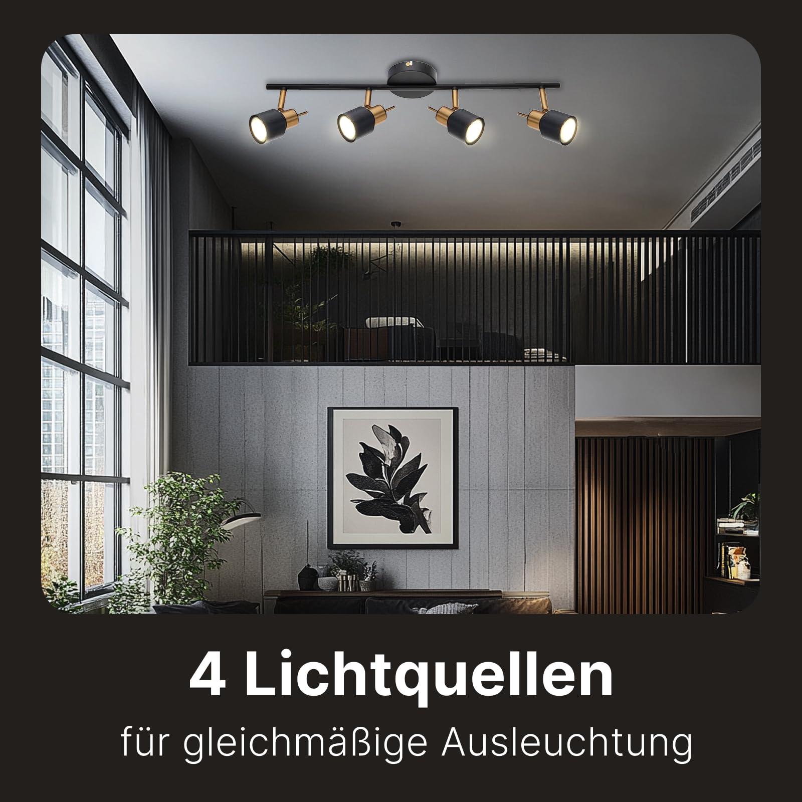 Schwarzer Deckenstrahler mit vier Spots und Goldakzenten über einem Wohnbereich.