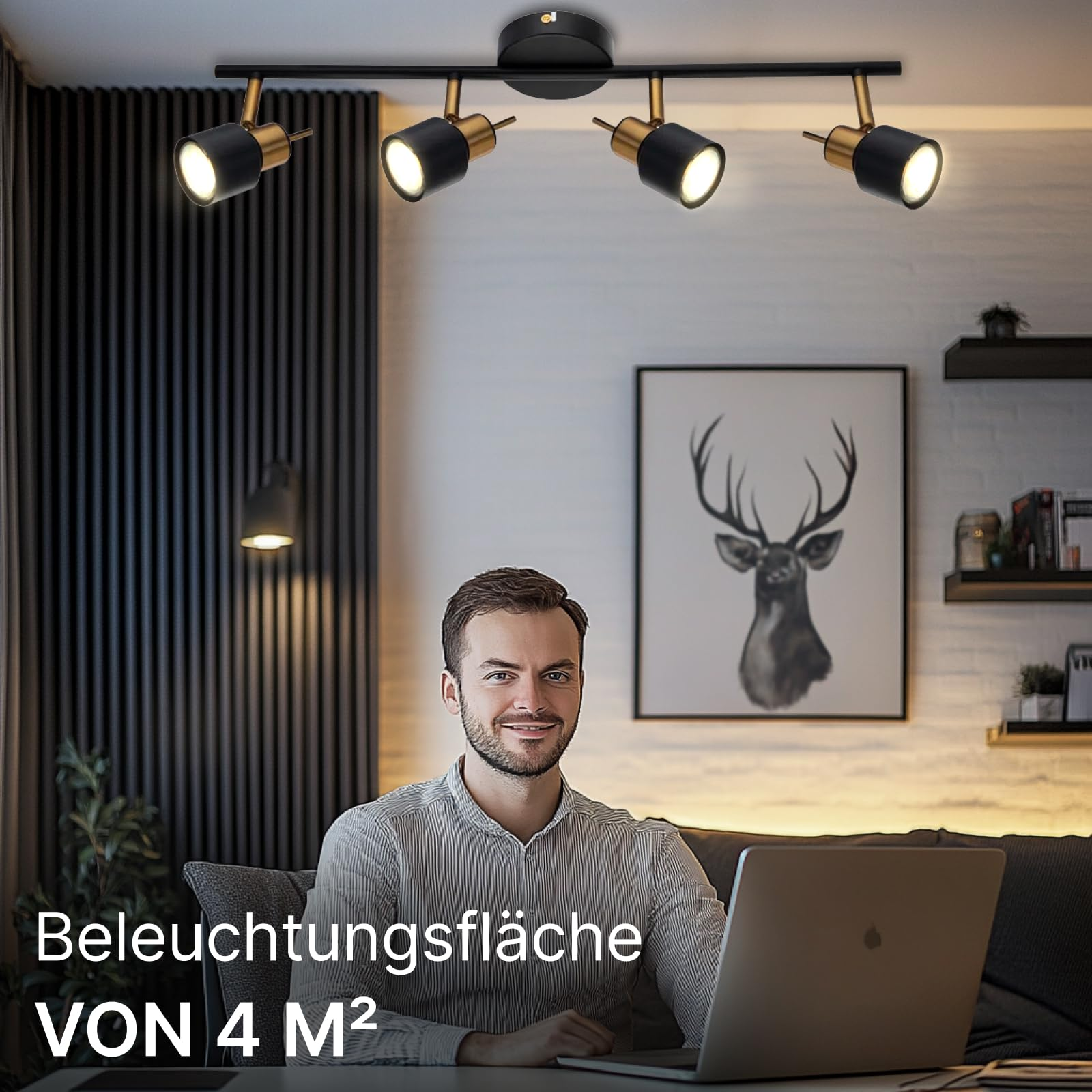 Mann sitzt am Laptop, Deckenstrahler beleuchten den Raum.