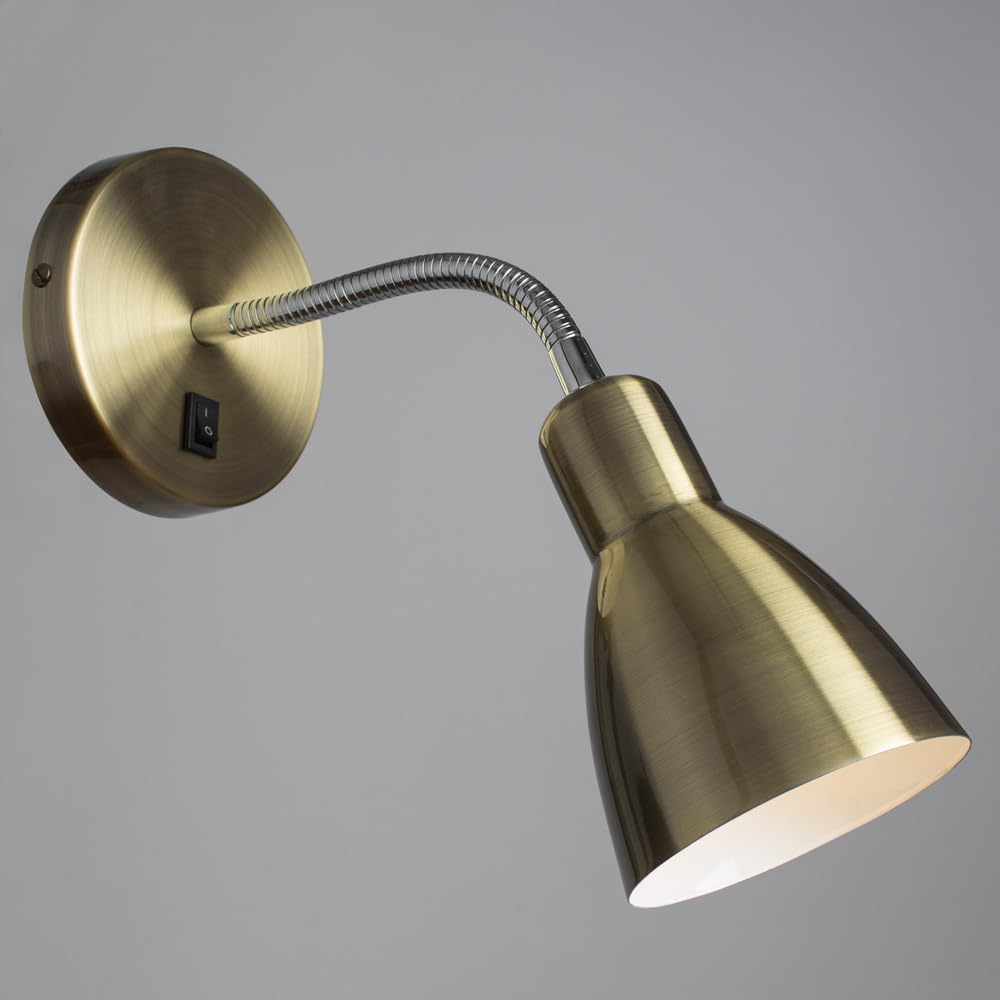 Eine goldene Wandleuchte mit einem flexiblen Arm und einem schwenkbaren Lampenschirm.