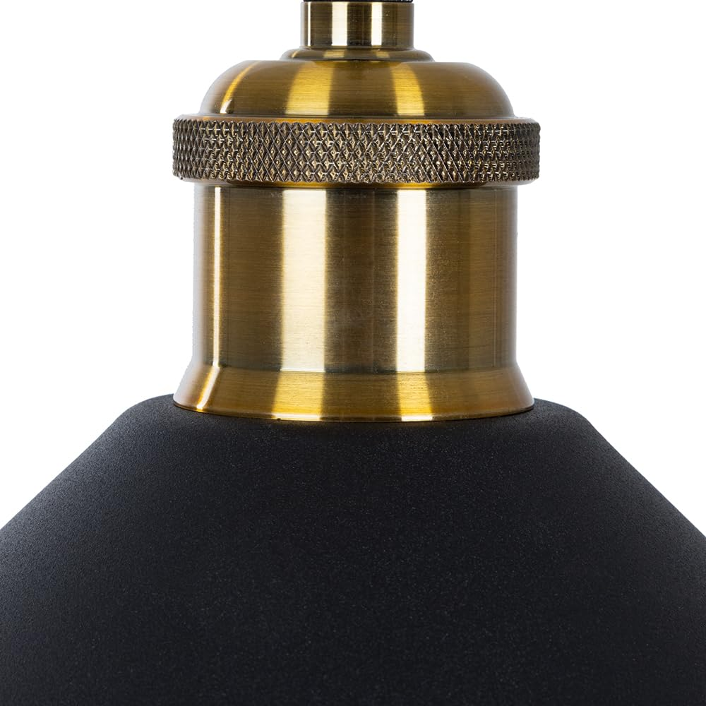 Messingfassung einer Lampe mit schwarzem Schirm, Nahaufnahme.