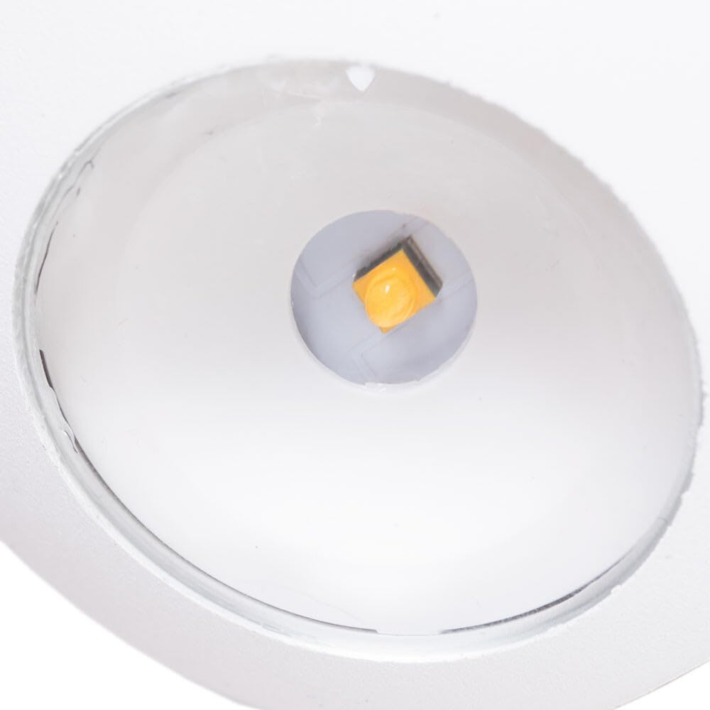 Naheinstellung einer weißen LED mit gelbem Kern auf einem weißen Hintergrund.