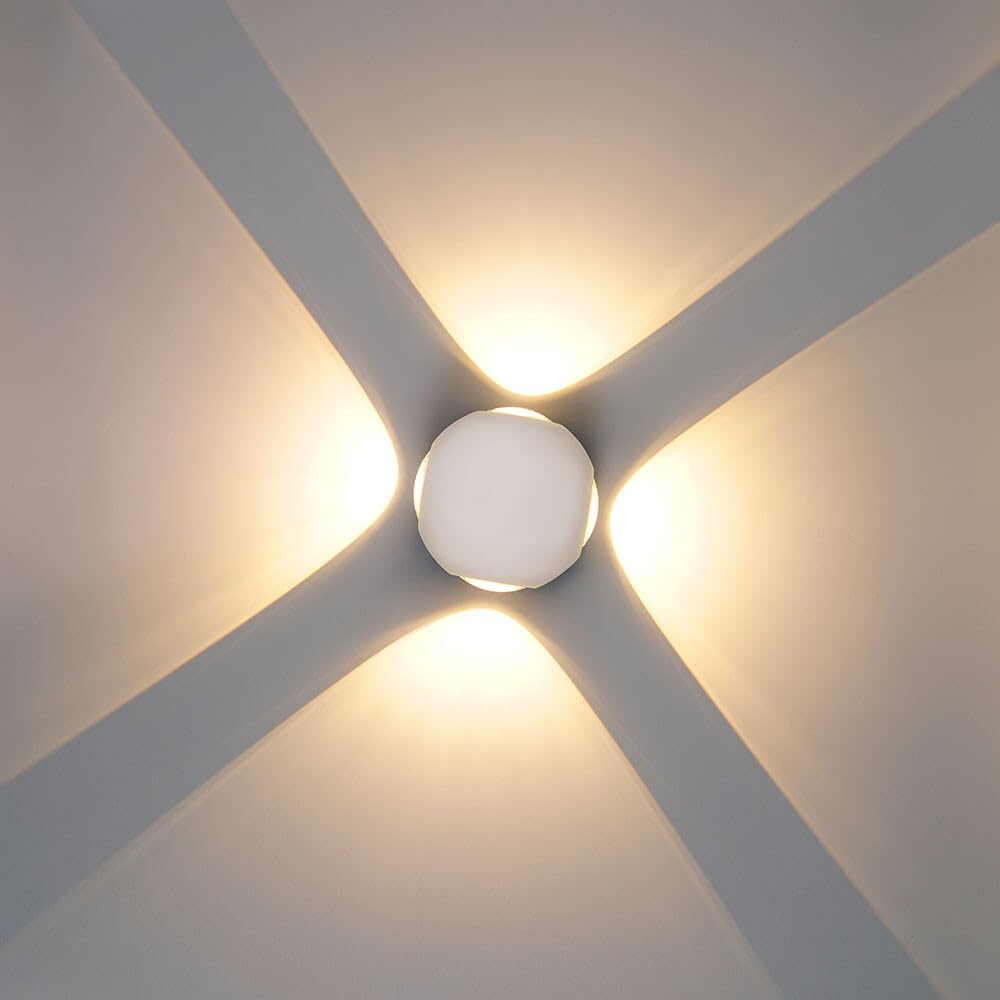 Eine weiße Kugel mit vier Lichtstrahlen, die sich von ihr ausbreiten.