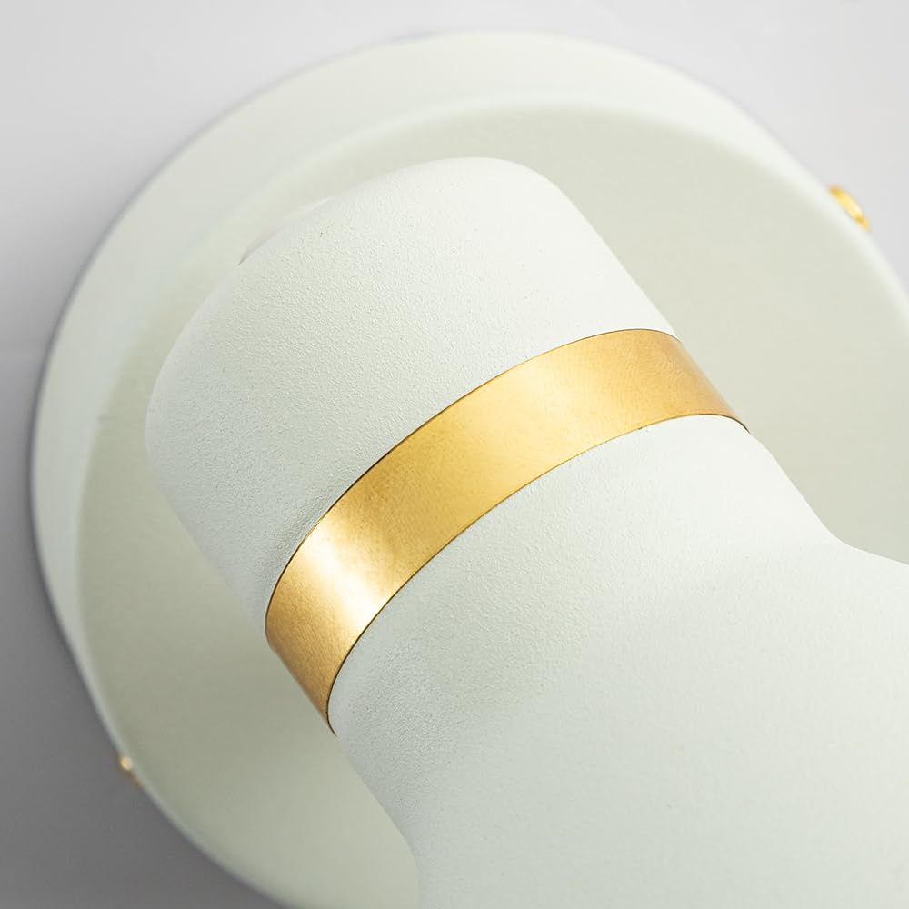 Ein weißer Lampenarm mit einem goldenen Band, nahaufnahme.