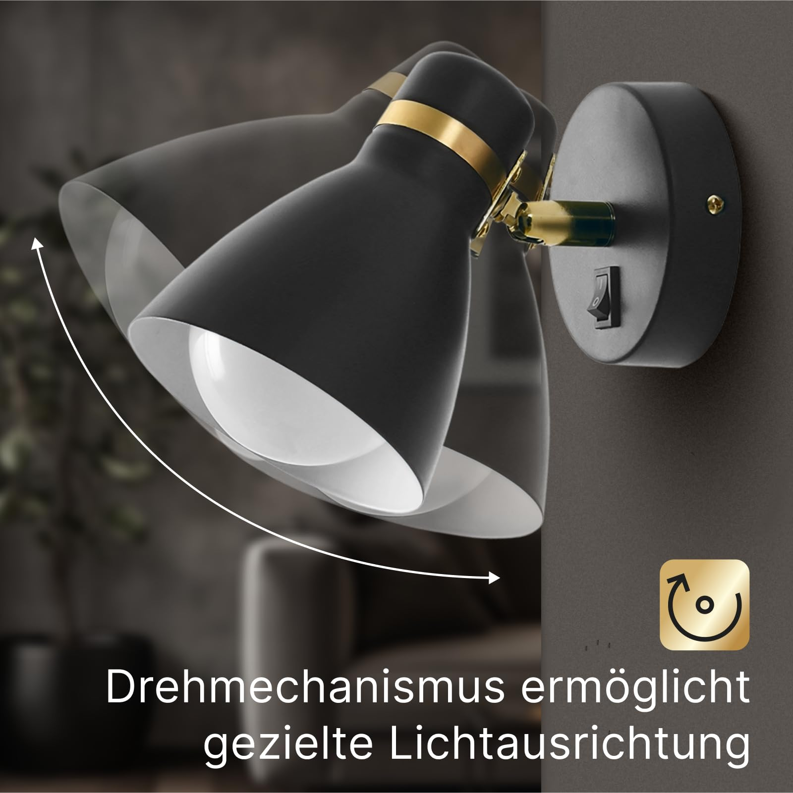Schwarze Wandleuchte mit schwenkbarem Lampenschirm und Messingakzenten.