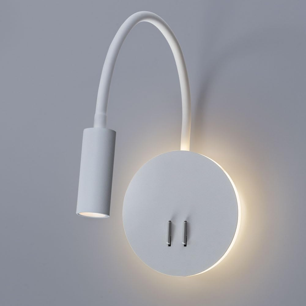 Weiße Wandleuchte mit flexiblem Arm und zwei USB-Anschlüssen.