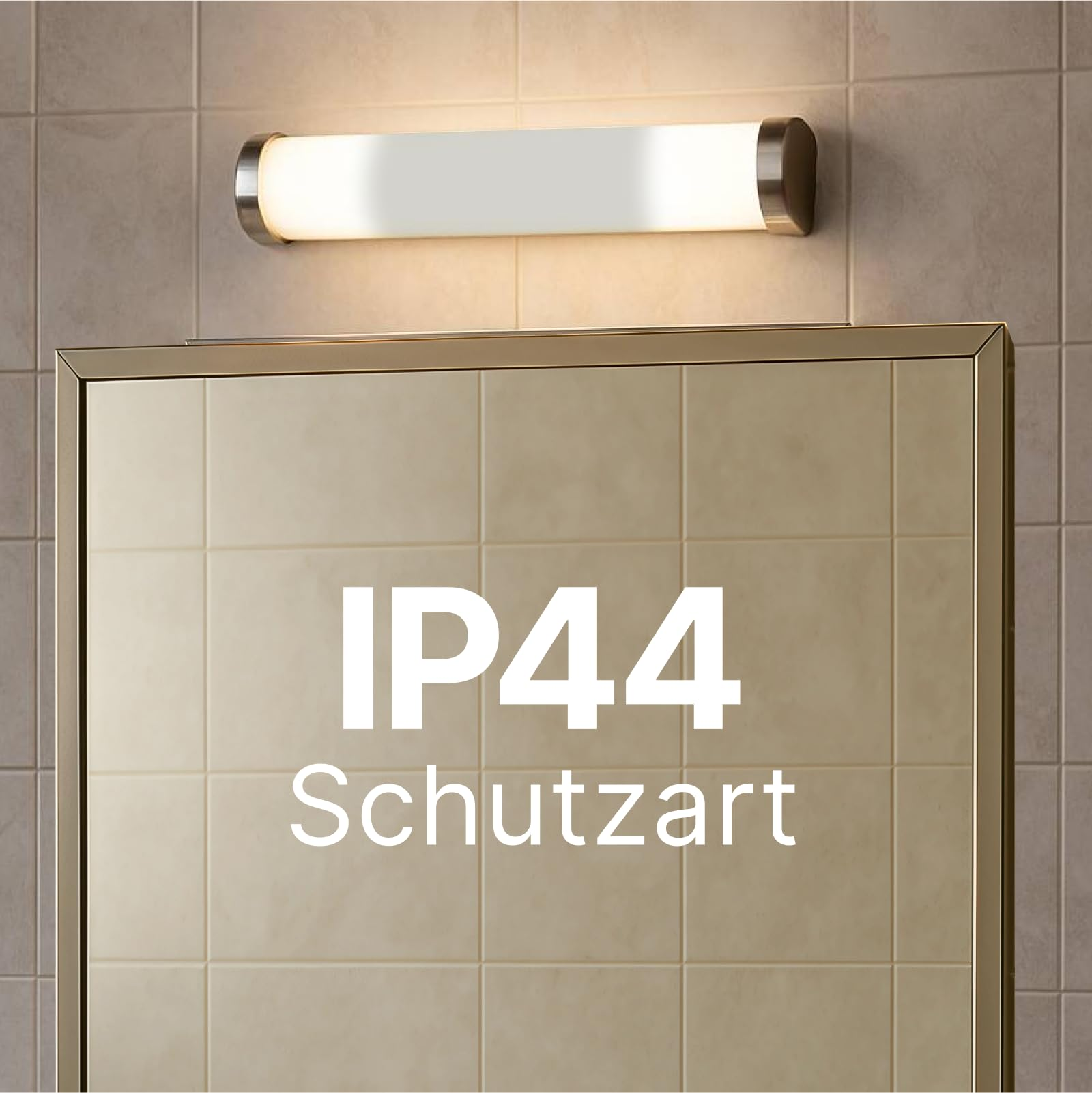 Eine Badezimmerleuchte über einem Spiegel mit der Aufschrift IP44 Schutzart.