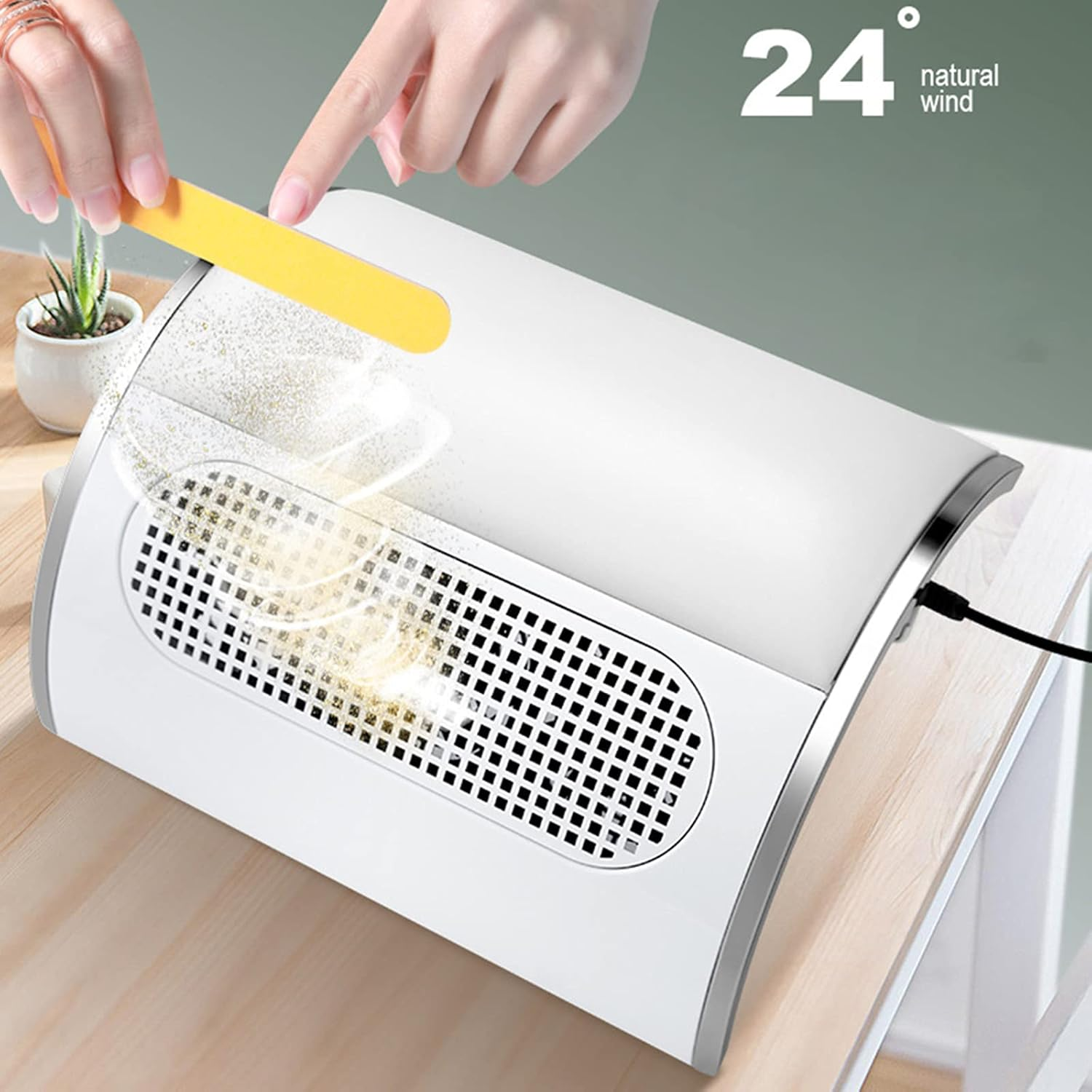 Eine Person feilt Nägel über einem weißen Staubsauger, der Staub ansaugt.
