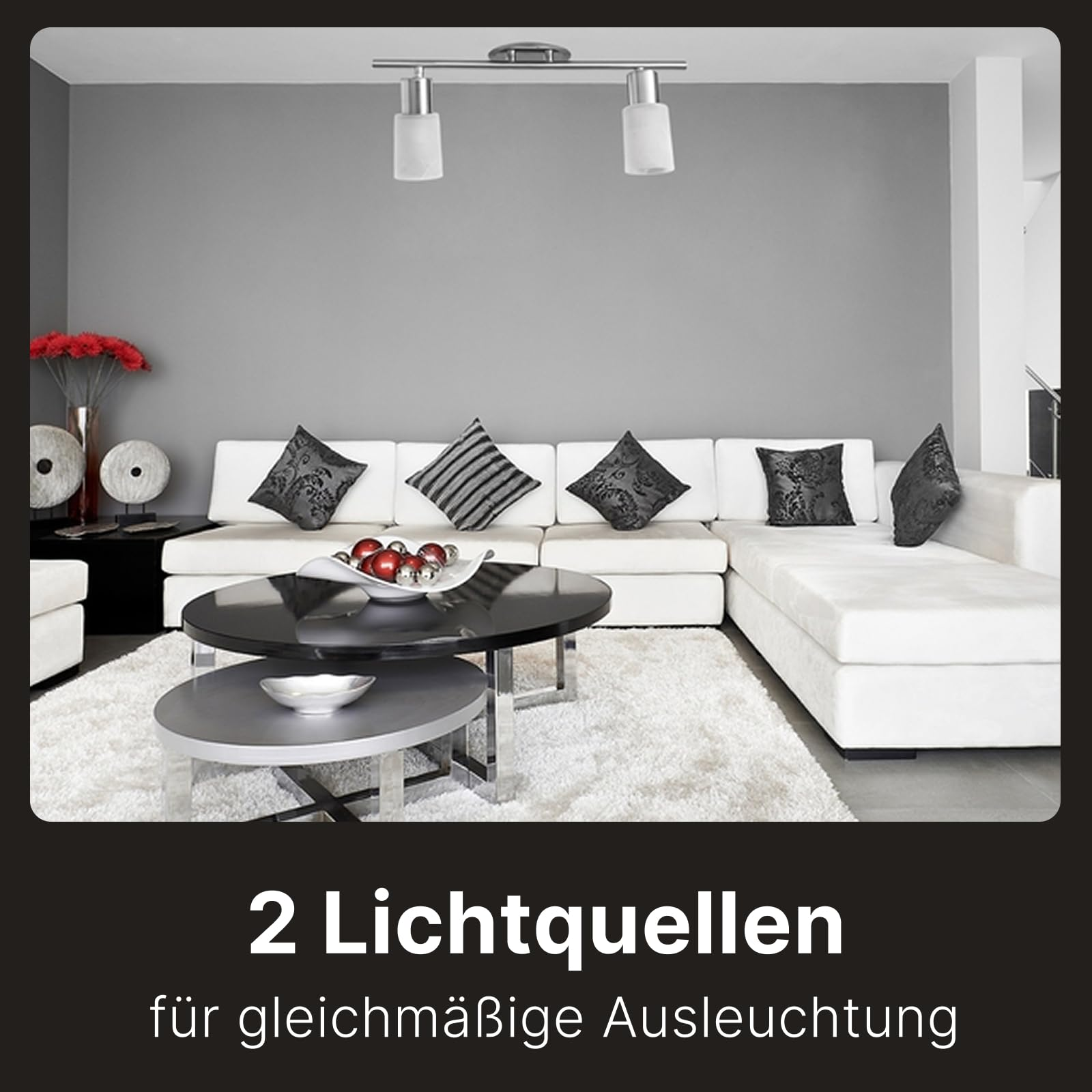 Ein moderner Wohnraum mit weißem Ecksofa, Couchtisch und Deckenleuchte.