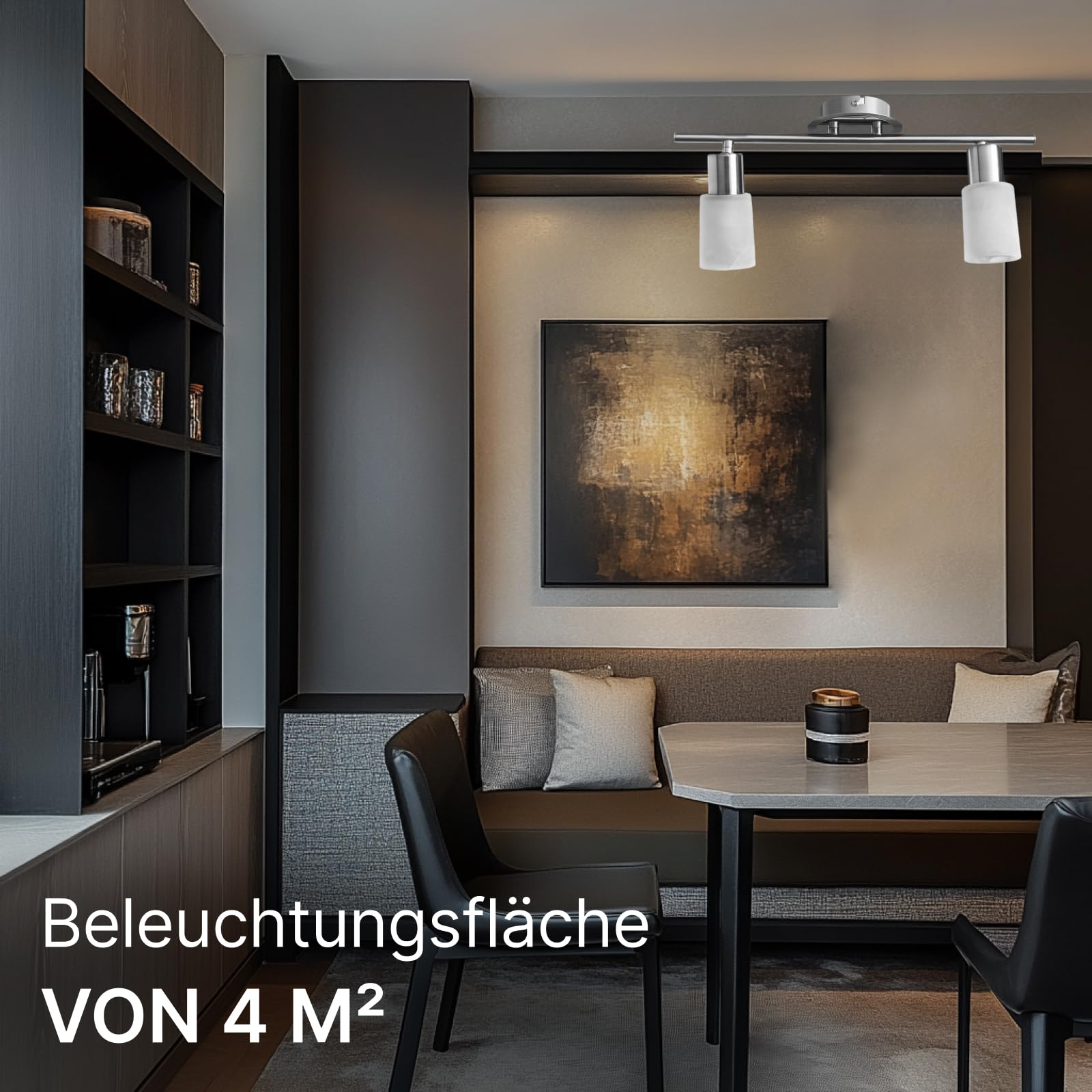 Essbereich mit zwei Stühlen, Tisch, Sofa und Wandkunst. Beleuchtungsfläche von 4 m².