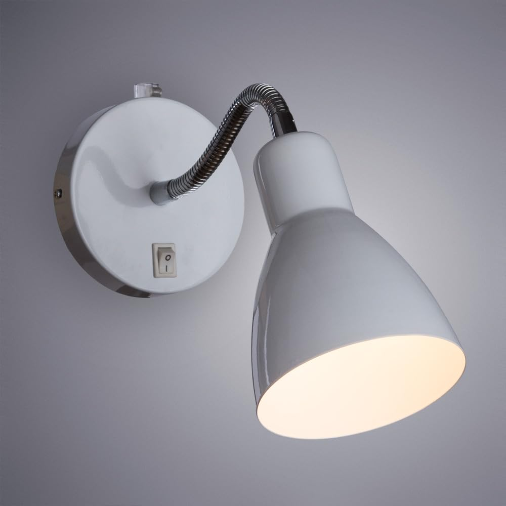 Weiße Wandleuchte mit flexiblem Arm und Schalter.