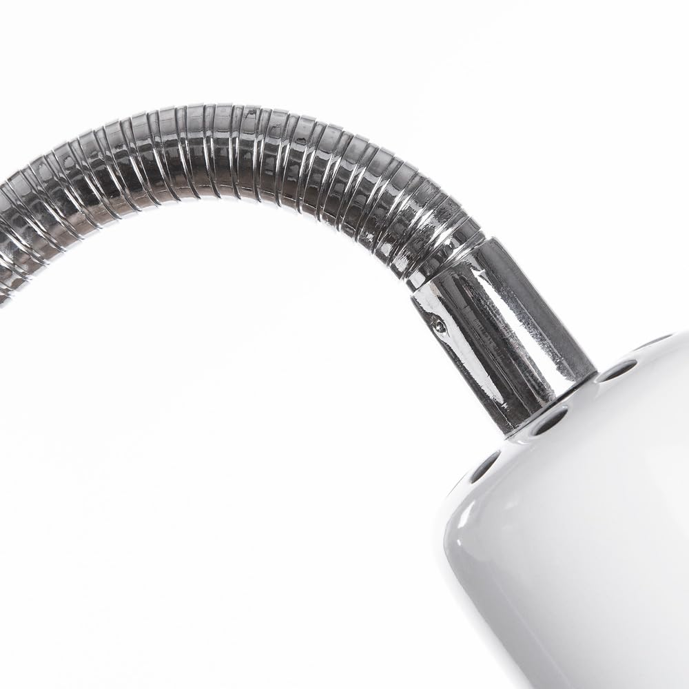 Ein flexibler Metallschlauch biegt sich über eine weiße Lampe.