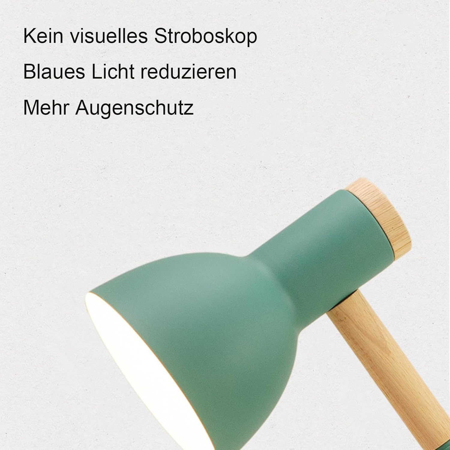 Eine grüne Schreibtischlampe mit Holzarm leuchtet gegen einen weißen Hintergrund.