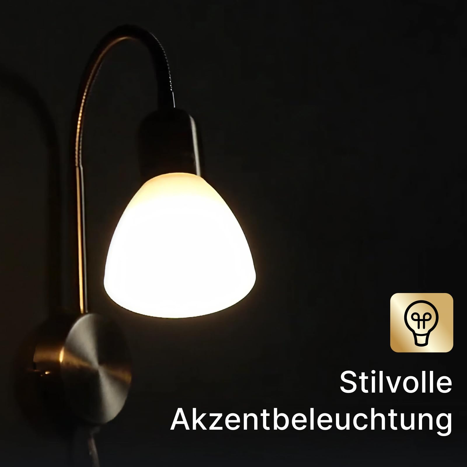 Eine moderne Wandlampe mit flexiblem Arm und Milchglaskegel gibt warmes Licht ab.
