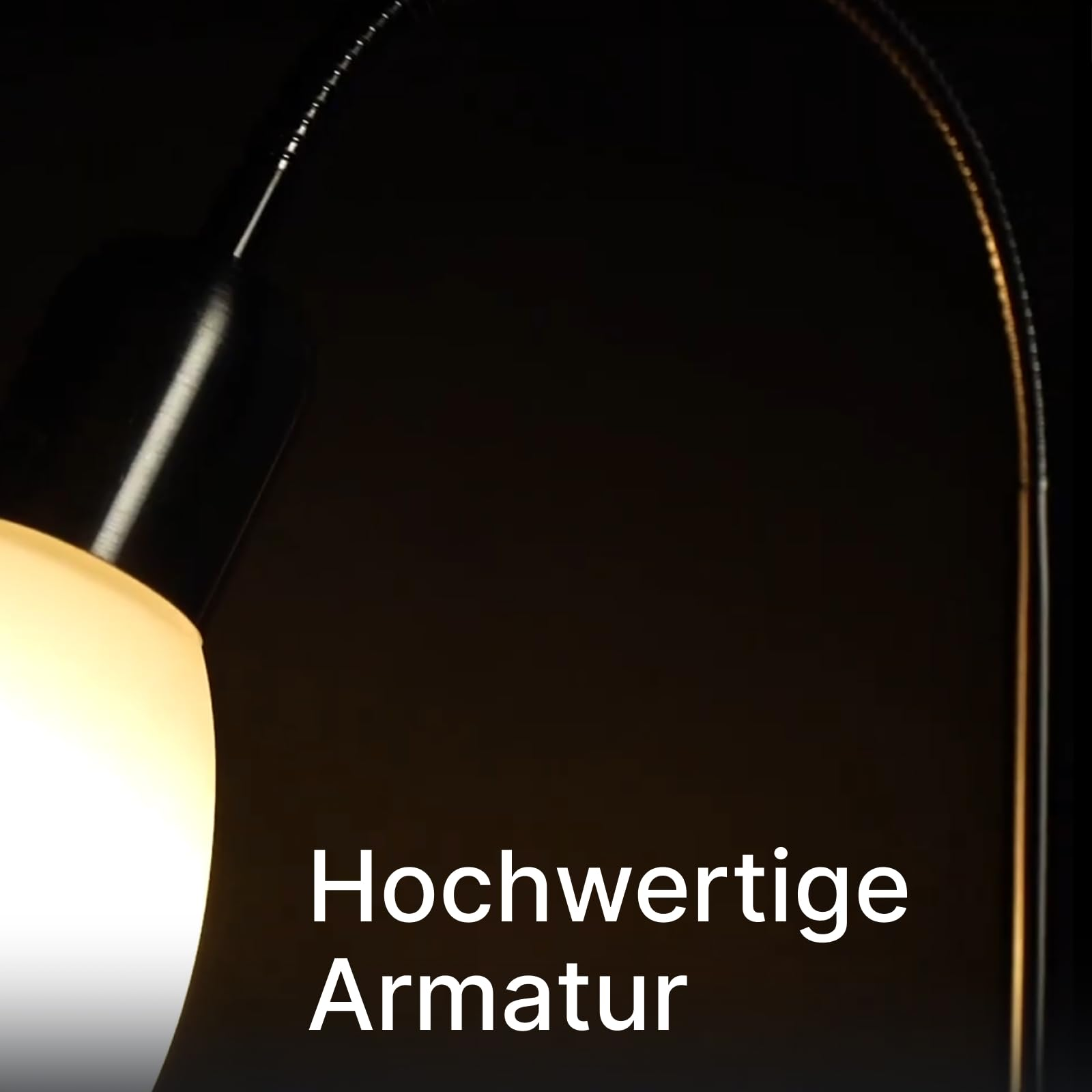Eine Nahaufnahme einer Nachttischlampe mit einem weißen Lampenschirm und einem flexiblen Metallarm.