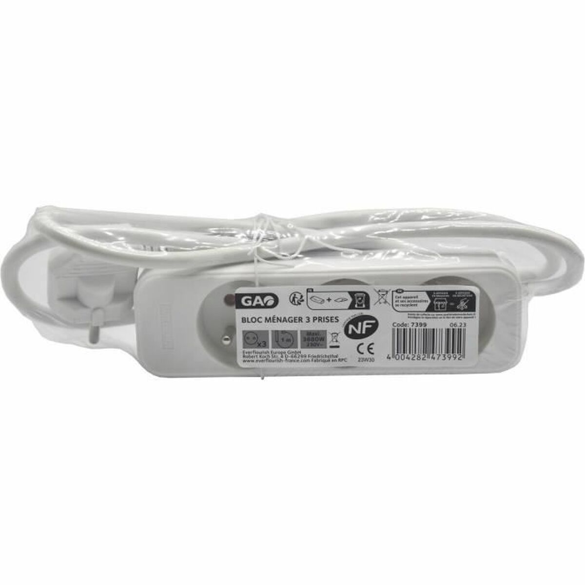 Ein weißes Verlängerungskabel mit drei Steckdosen und einem Stecker.