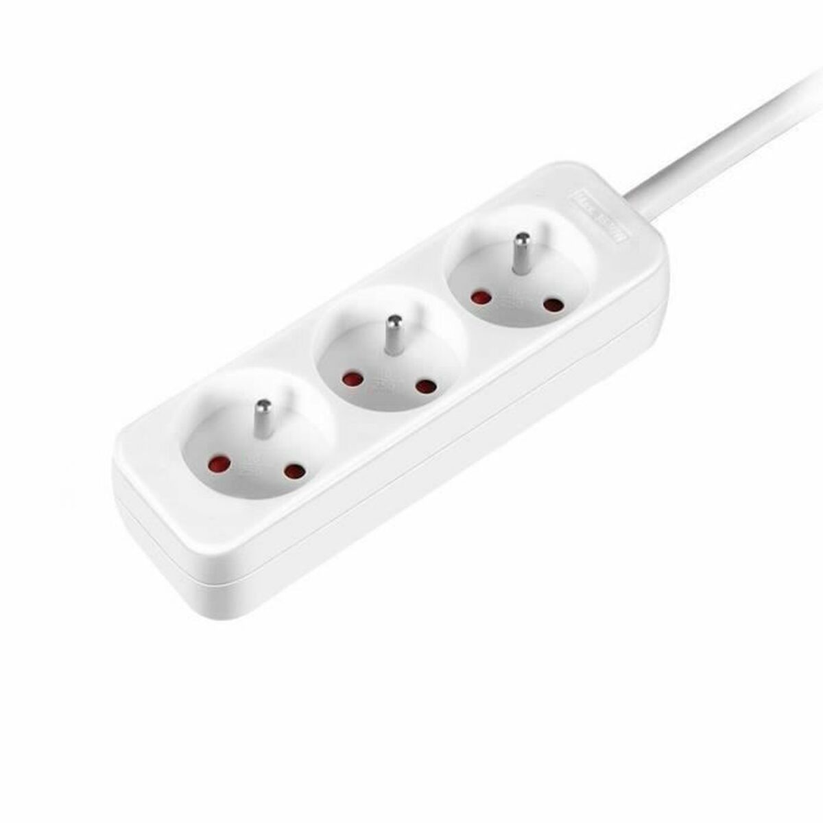 Eine weiße Steckdosenleiste mit drei Steckplätzen und einem Kabel.