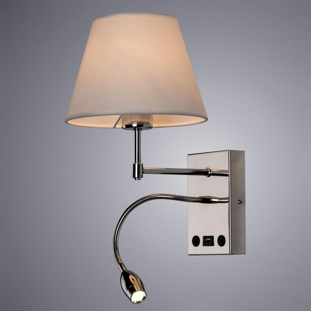 Eine Wandleuchte mit schwenkbarem Arm, weißem Lampenschirm und flexiblem Leselicht.