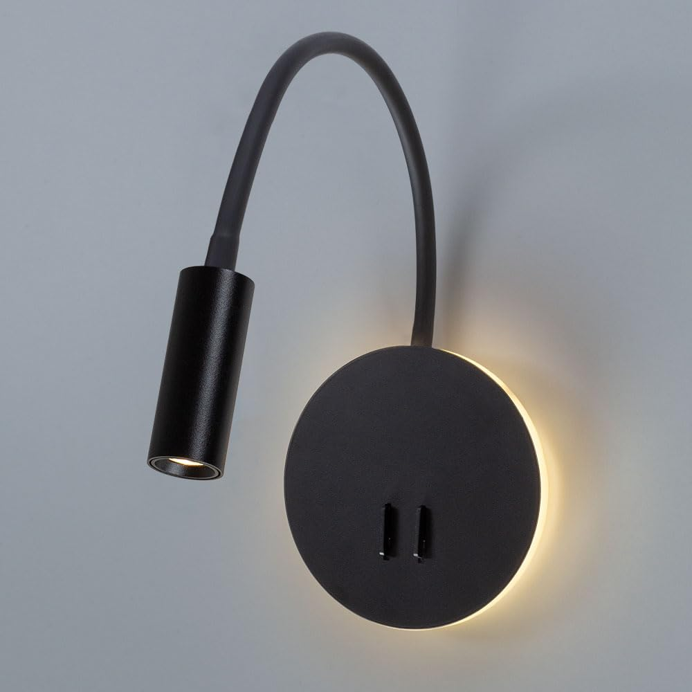 Schwarze Wandleuchte mit flexiblem Arm und USB-Anschlüssen.
