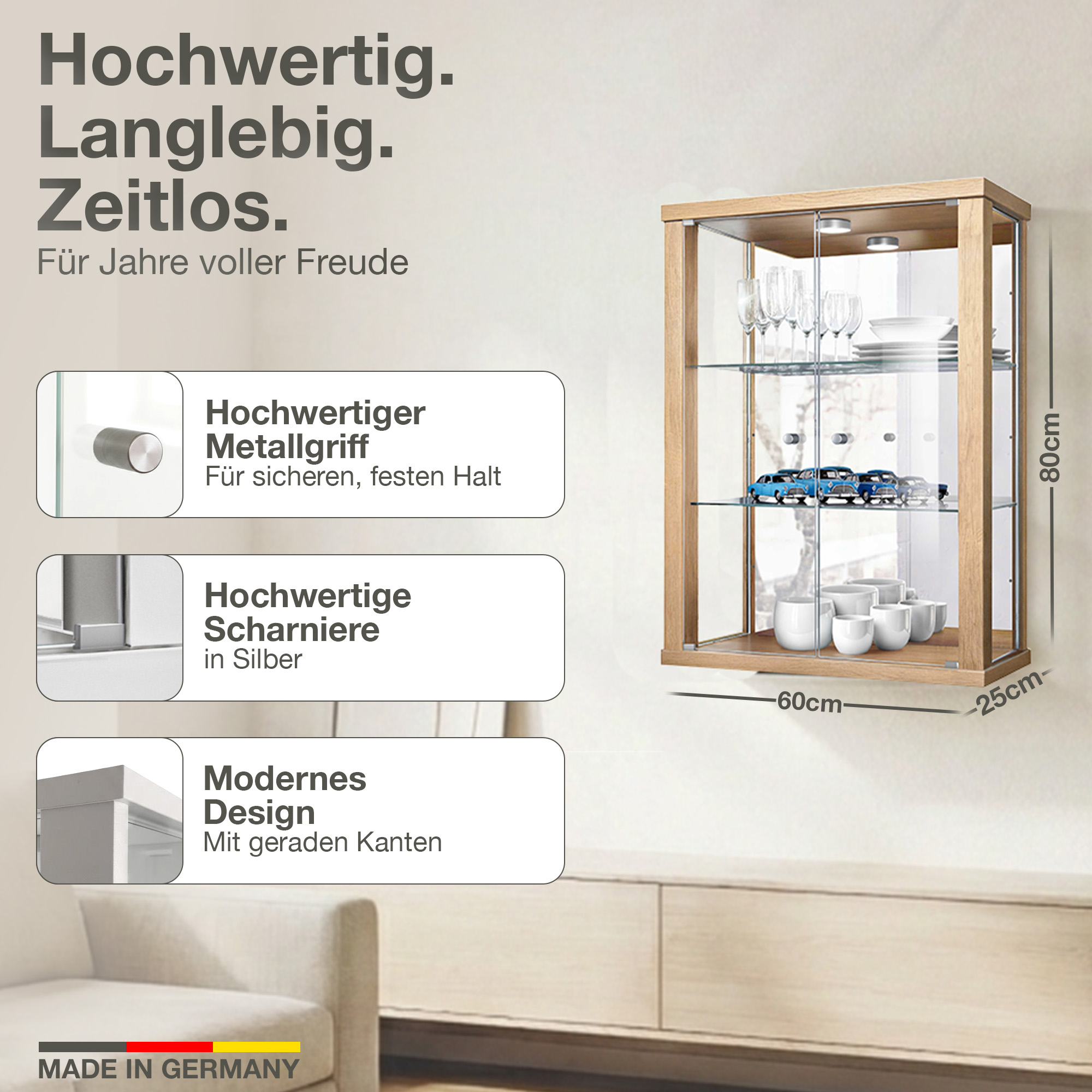 Ein Vitrinenschrank aus Holz mit Glasfront, Maße 80x60x25cm, gefüllt.