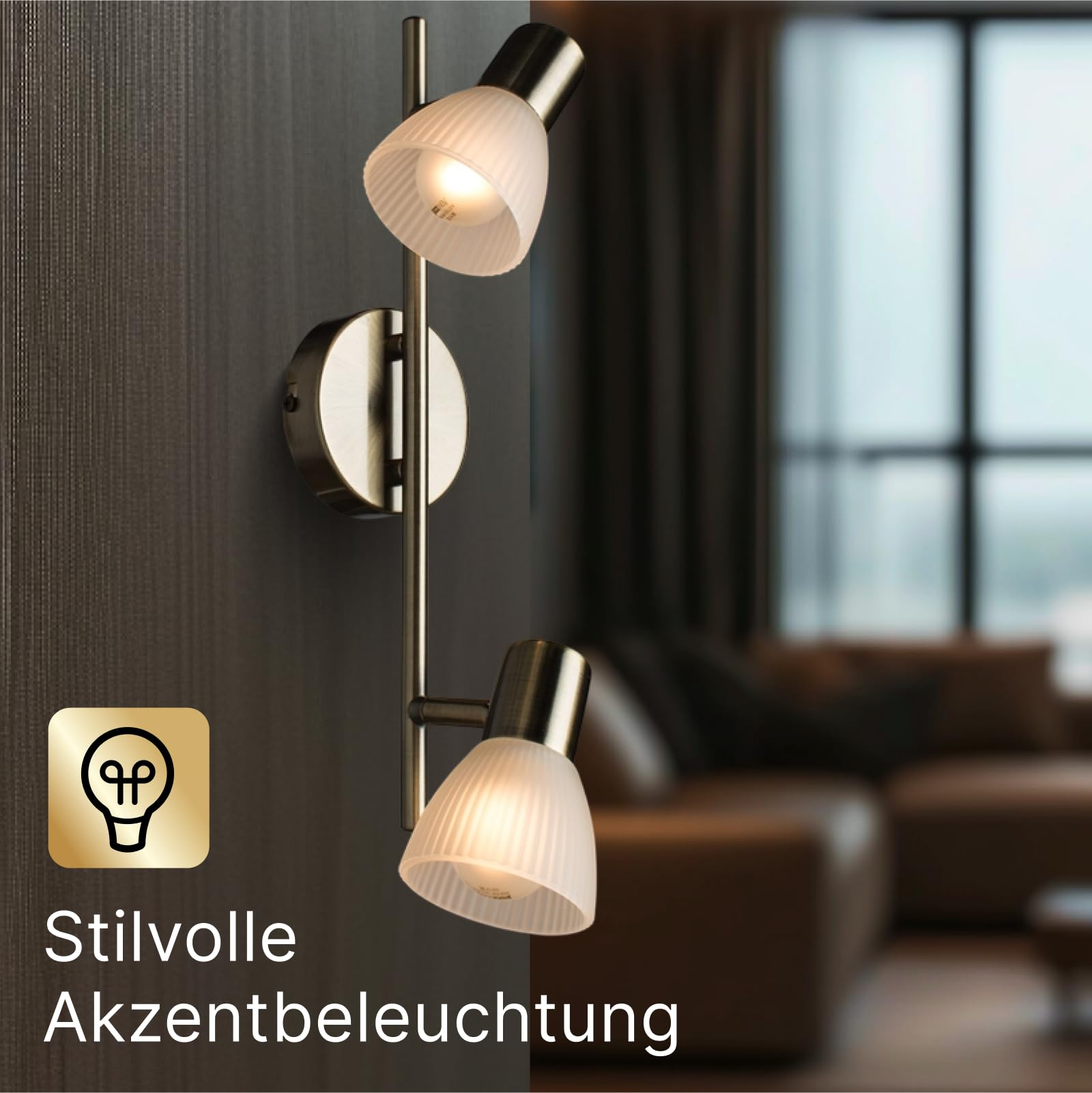 Eine Wandleuchte mit zwei flackernden Lichtern auf dunklem Hintergrund.