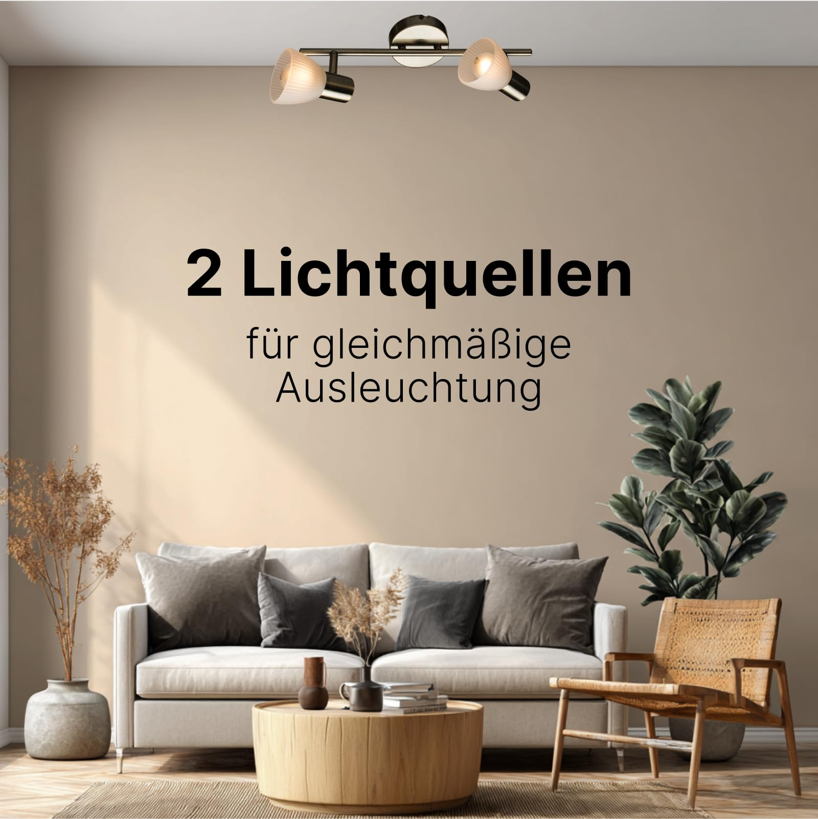 Wohnzimmer mit Sofa, Sessel, Couchtisch und Lampe.