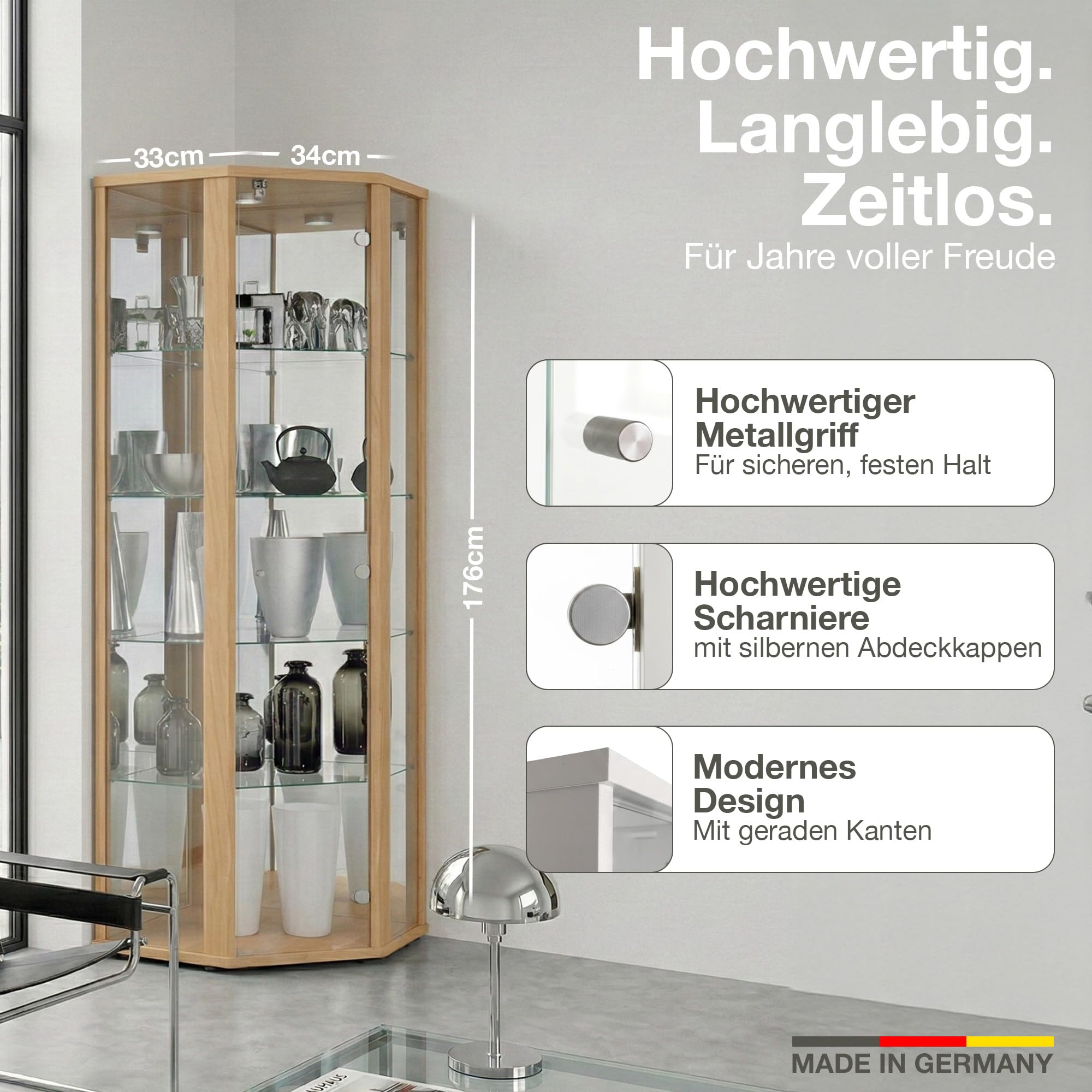 Ein hoher Vitrinenschrank aus Holz mit Glasregalen, gefüllt mit Vasen und Dekoration.