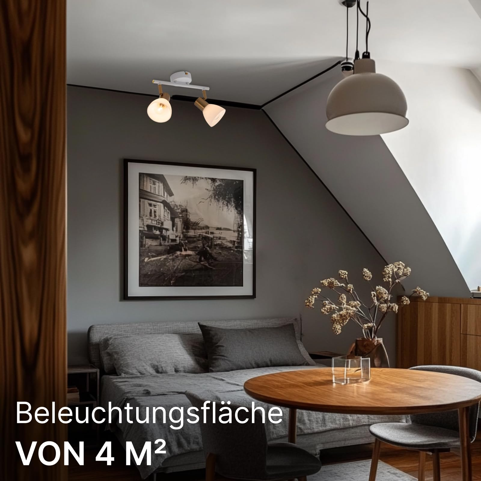 Ein gemütliches Schlafzimmer mit Bett, Tisch und gerahmtem Bild.