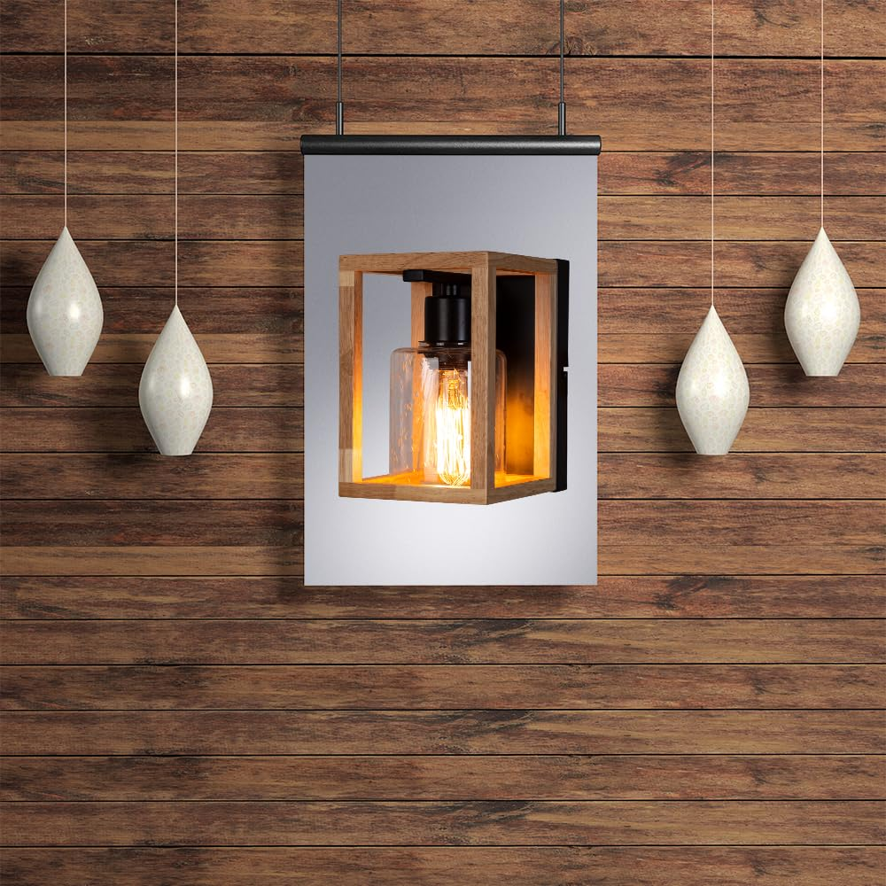 Ein hölzerner Wandleuchter mit Edison-Glühbirne hängt an einer Holzwand.