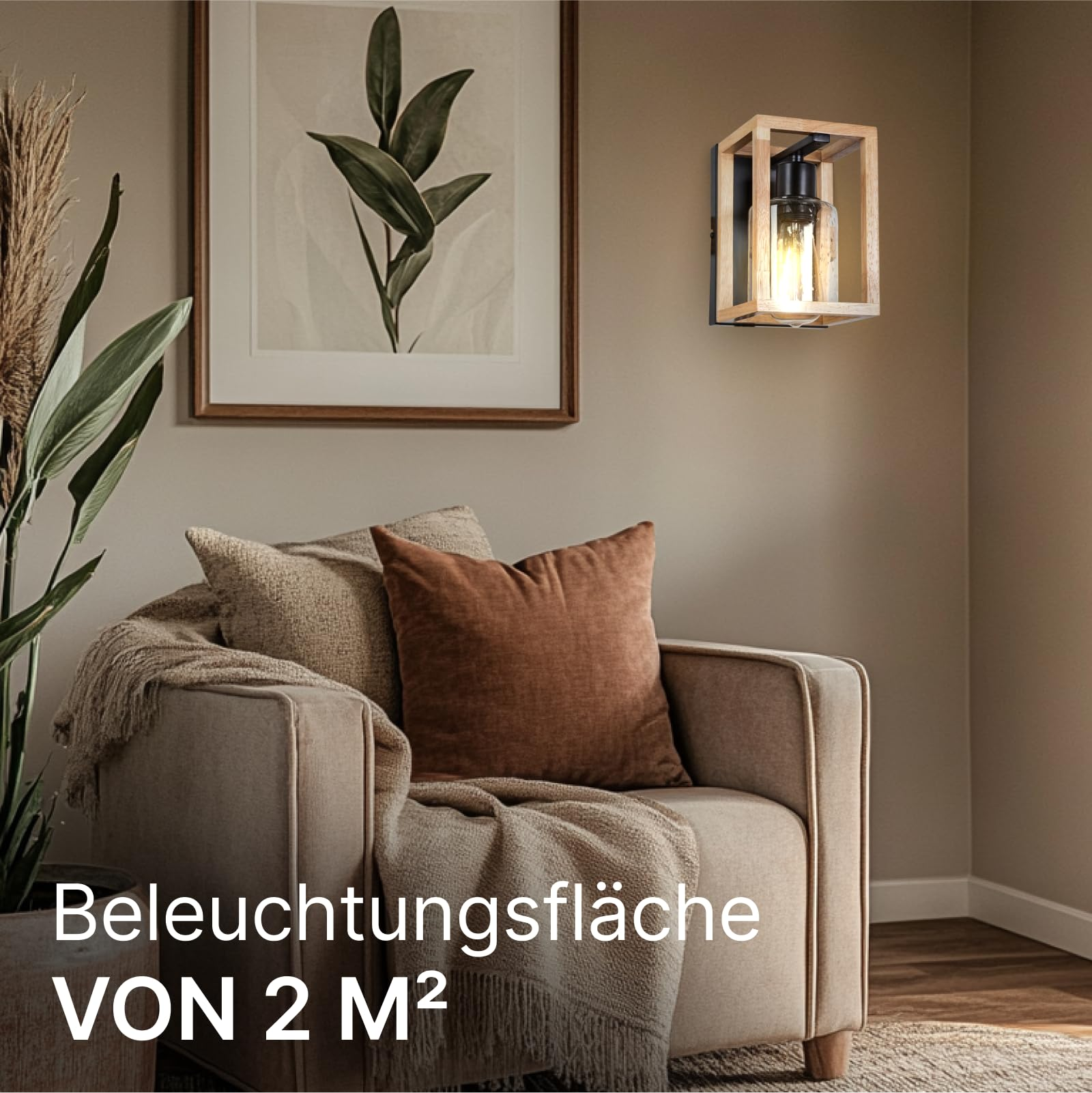 Ein Sessel mit Kissen und Decke, daneben ein Bild und eine Wandleuchte.