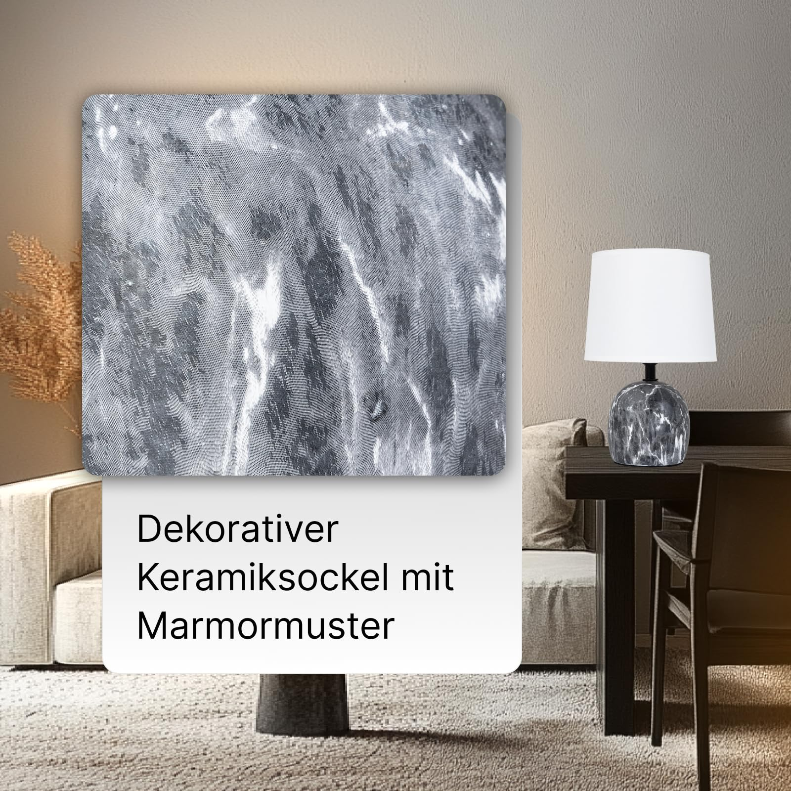 Ein Couchtisch mit Marmorlampe und einem dekorativen Keramiksockel.