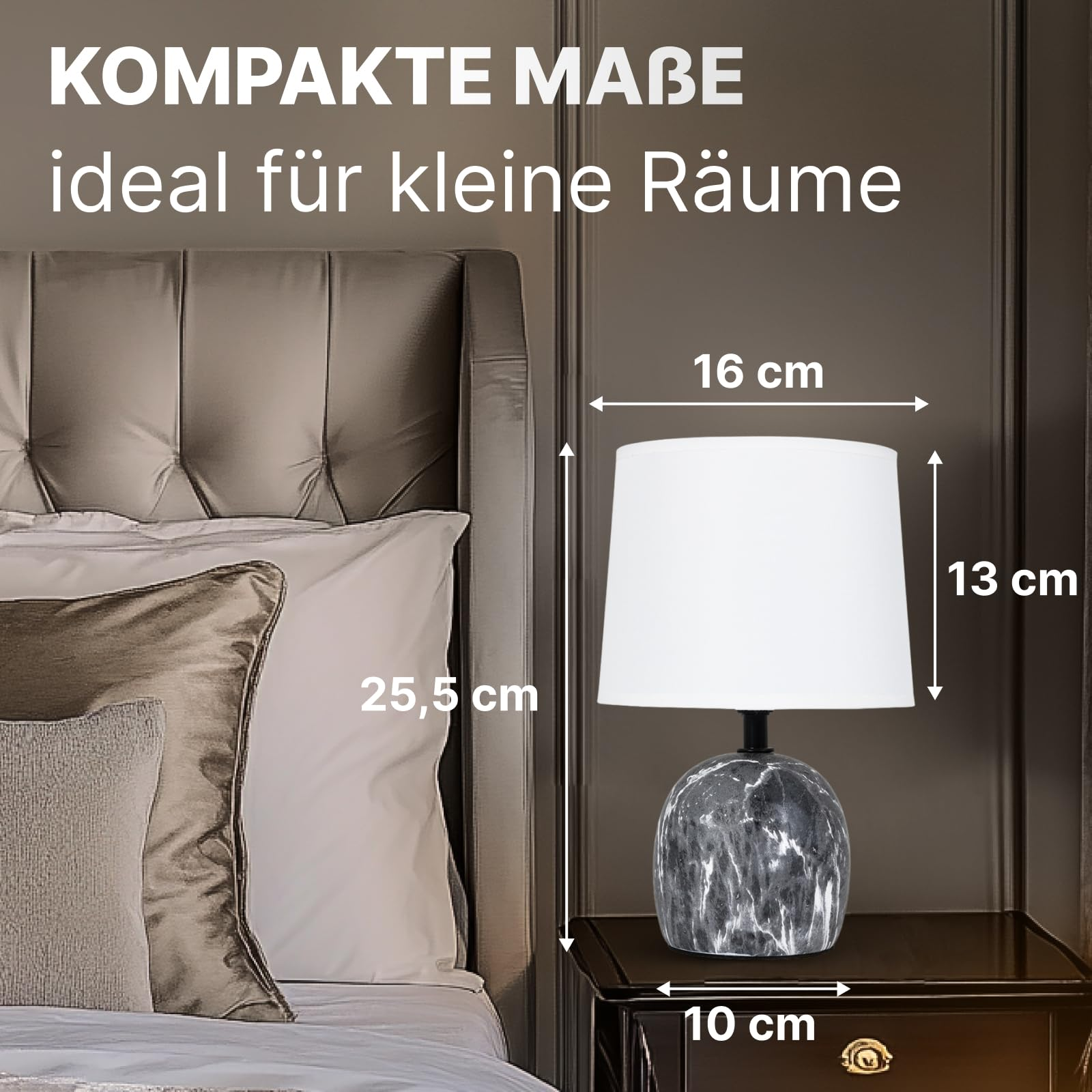 Eine kleine Lampe mit Marmorsockel steht auf einem Nachttisch neben einem Bett.