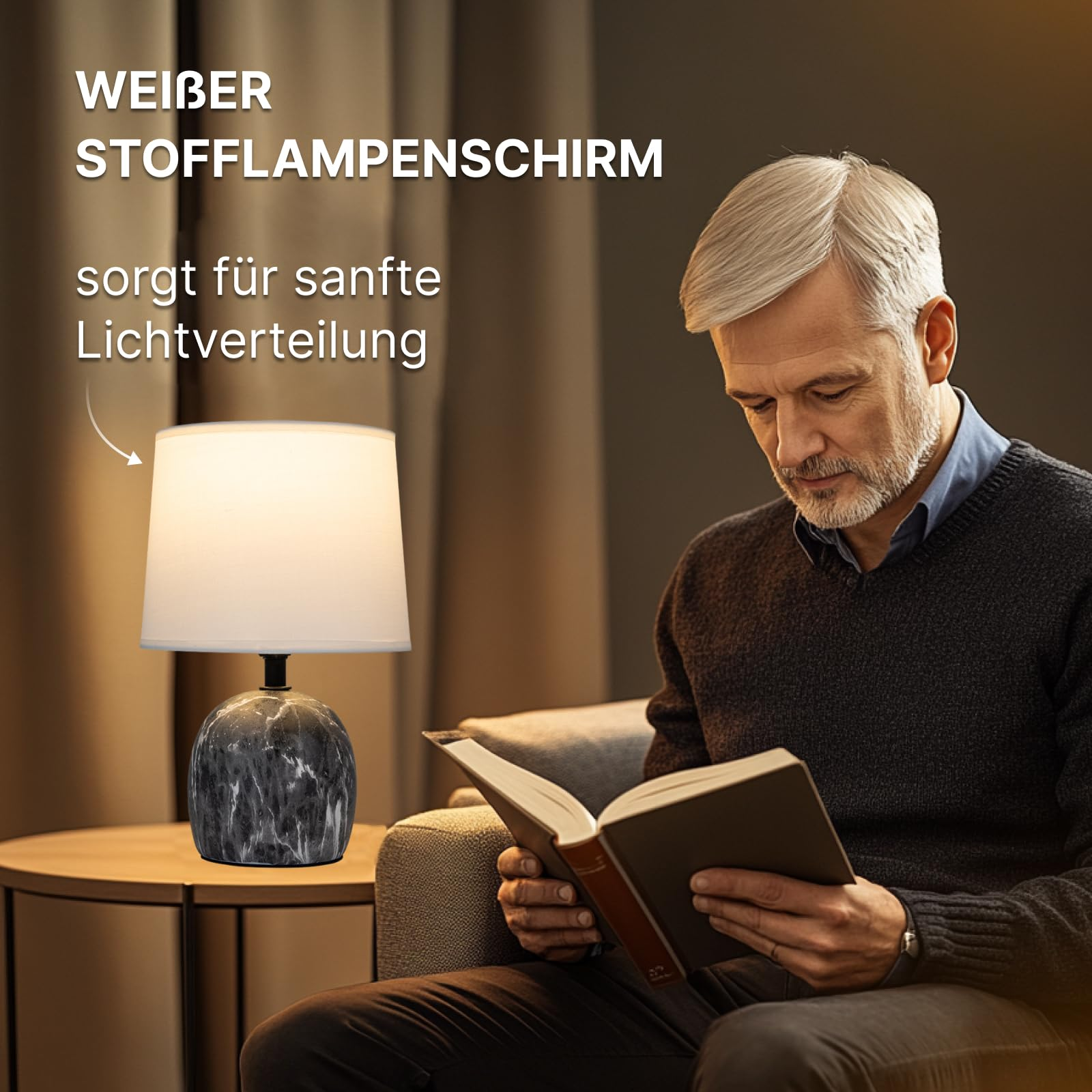Ein Mann liest ein Buch neben einer Marmorlampe mit weißem Stoffschirm.