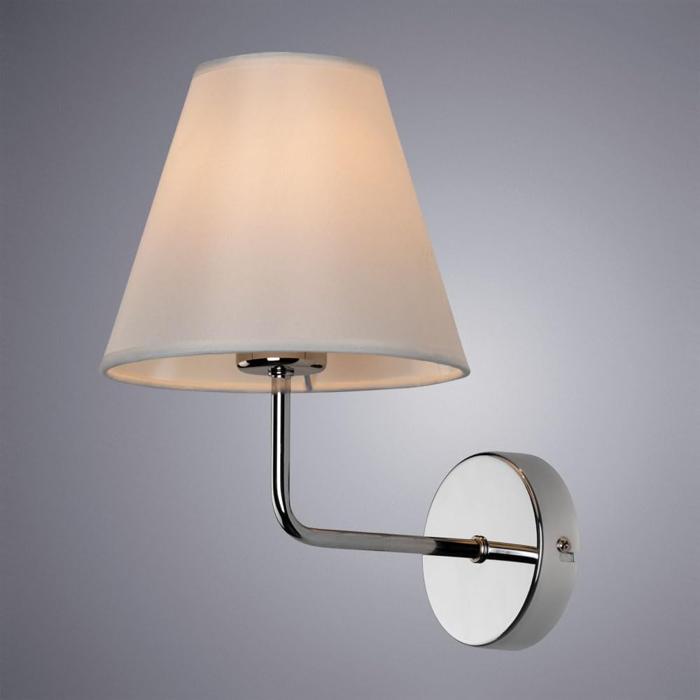 Eine Wandlampe mit einem weißen Lampenschirm und einem Metallarm.