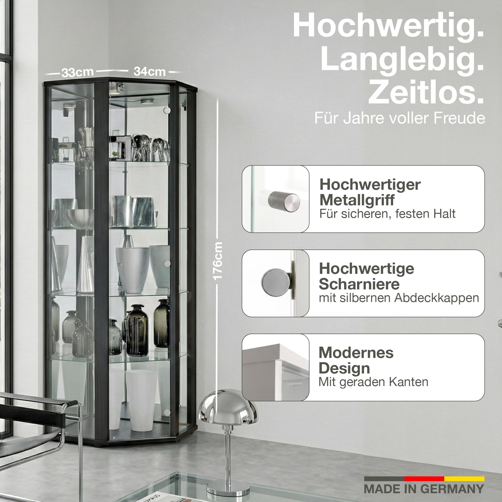 Ein hoher, schwarzer Vitrinenschrank mit Glastüren und Einlegeböden, gefüllt mit Deko.
