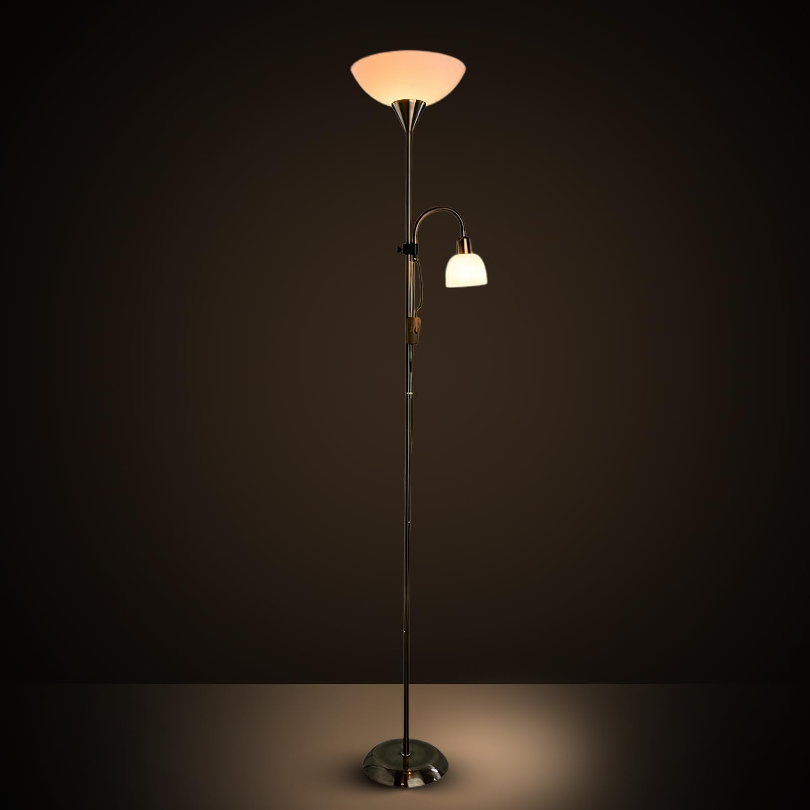 Ein schlanker, silberner Stehleuchte mit zwei Lichtern, eine oben, eine unten.