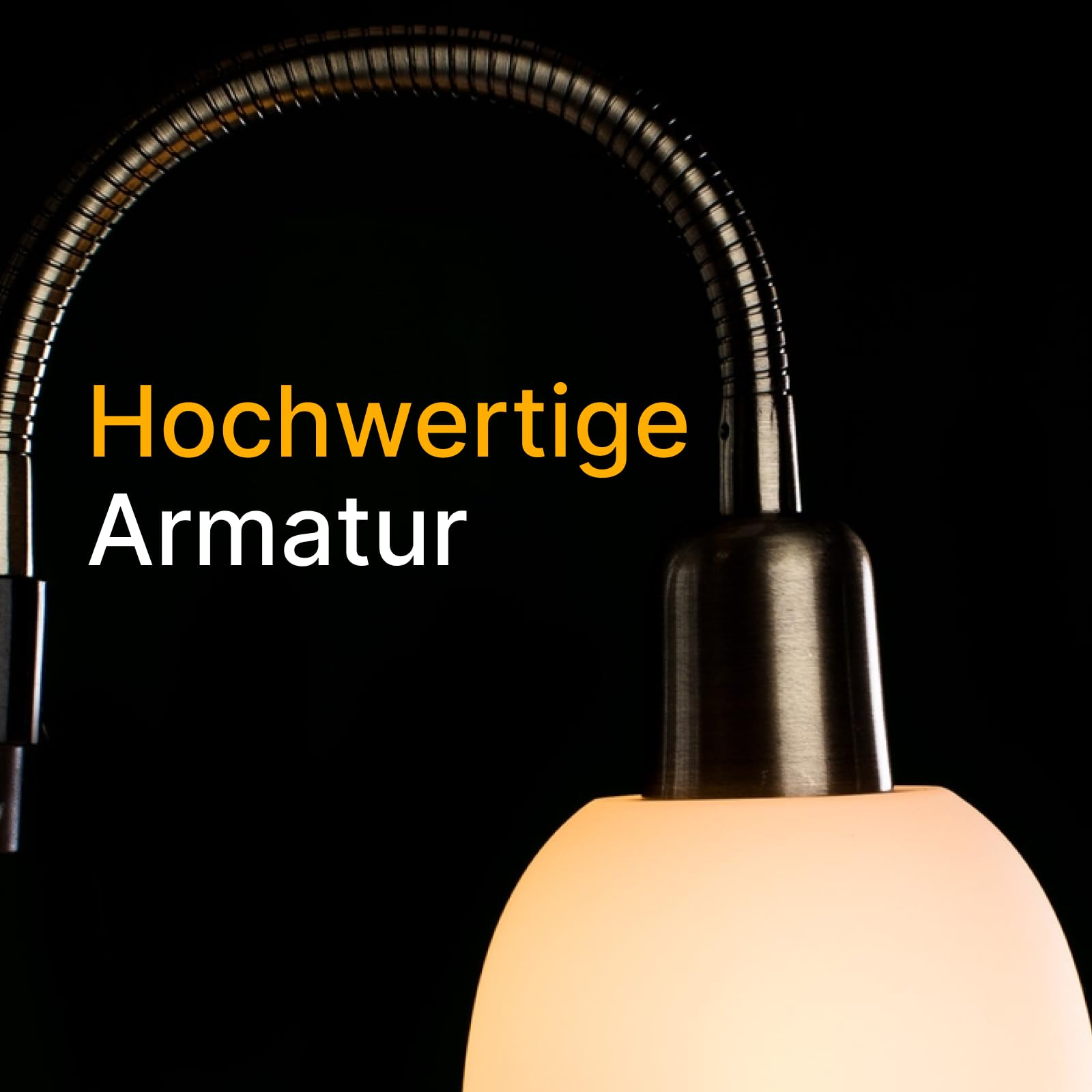 Nahaufnahme einer Lampe mit schwenkbarem Arm und milchigem Glasschirm.