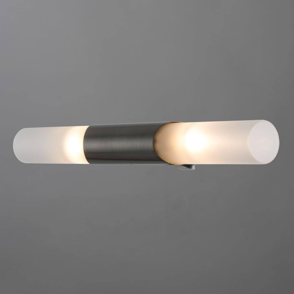 Eine lange, zylindrische Leuchte mit mattem Glas und Metallmittelteil.