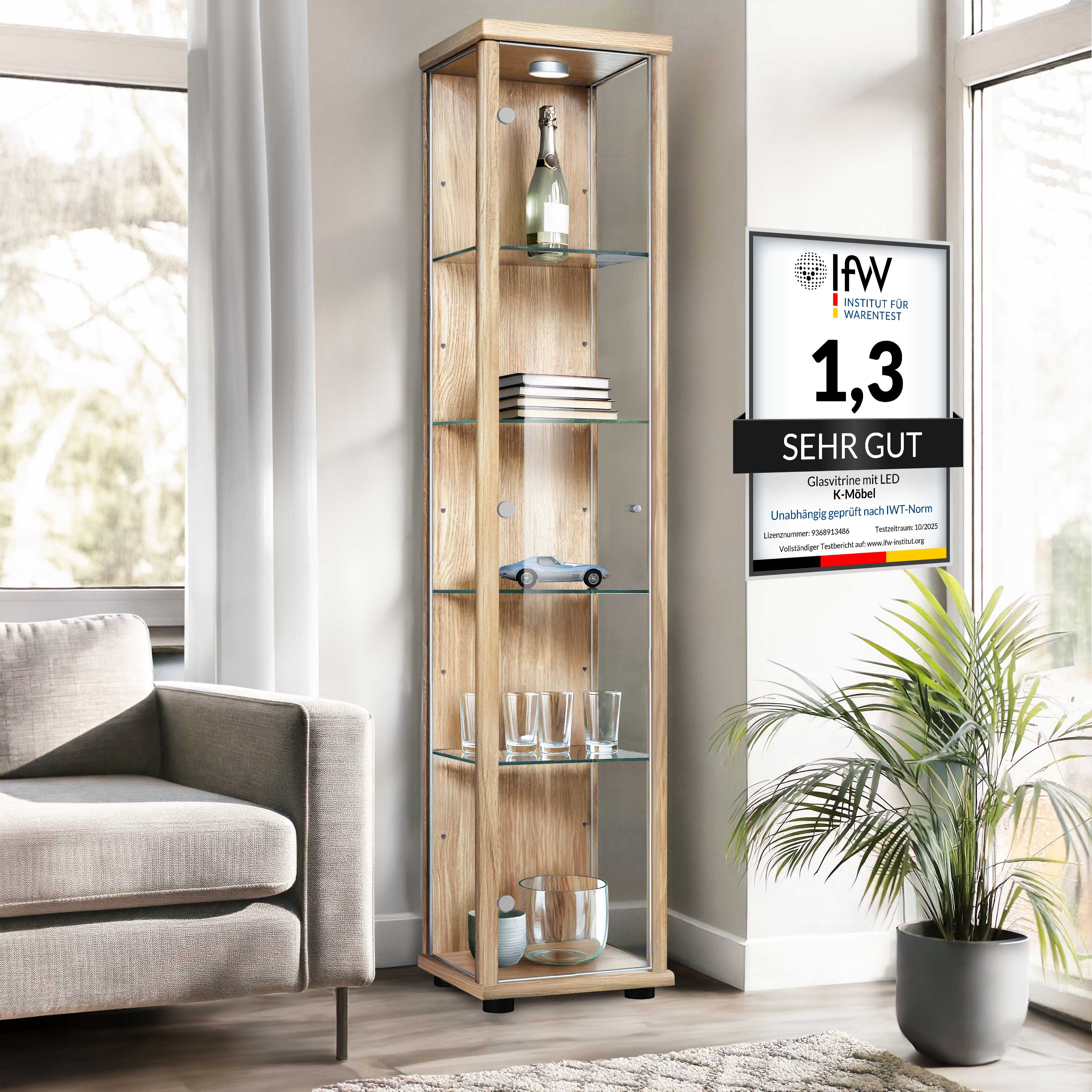 Holzvitrine mit Glasfront, gefüllt mit Flasche, Büchern, Gläsern und Auto.
