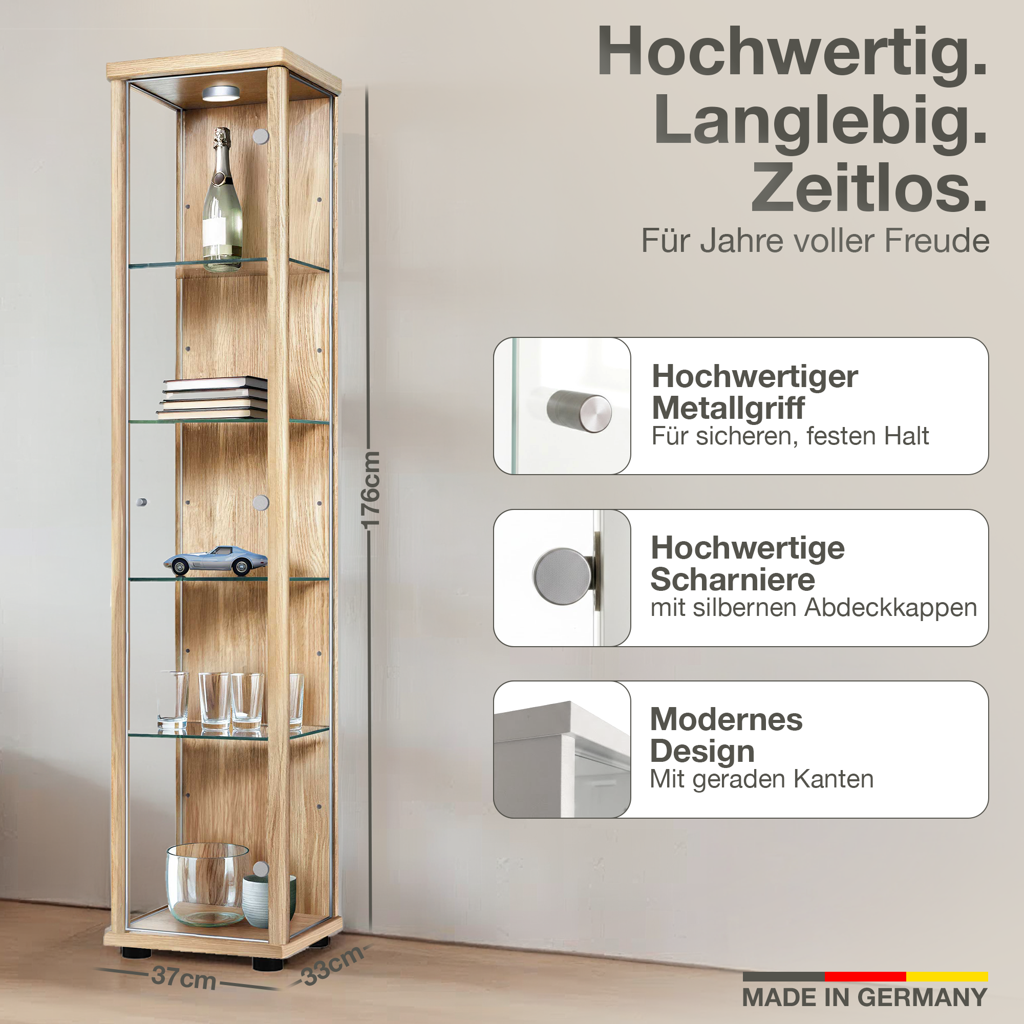 Ein hoher, schmaler Vitrinenschrank aus Holz mit Glasfronten und Beleuchtung. Er ist 176cm hoch.