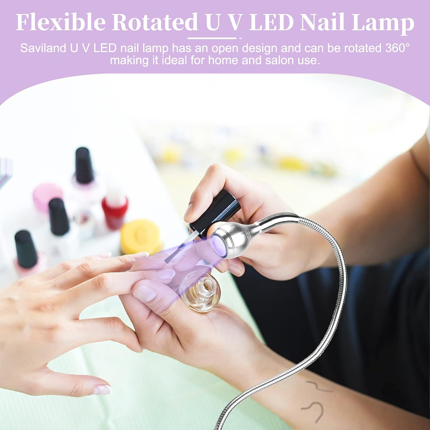 Maniküre: Eine Person trägt Nagellack auf, beleuchtet von einer flexiblen UV-LED-Lampe.