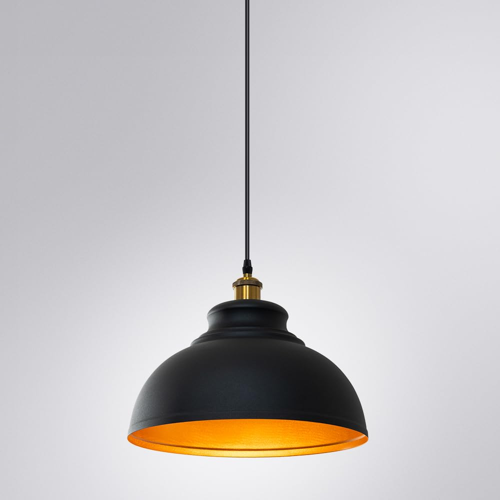 Schwarze Hängelampe mit goldenem Innenschirm vor grauem Hintergrund.