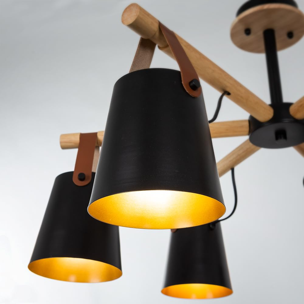 Eine Pendelleuchte mit schwarzen Lampenschirmen, Holz und Lederriemen.