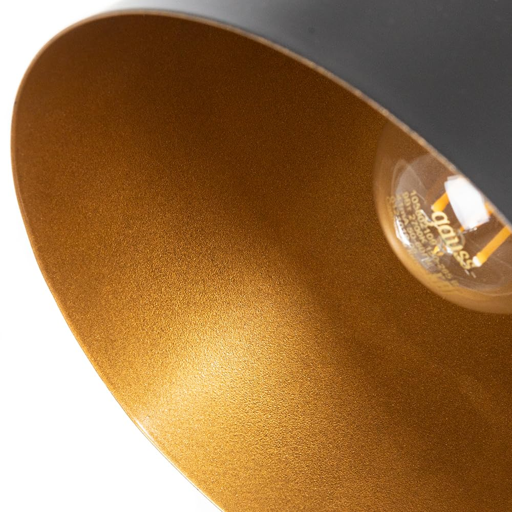 Nahaufnahme einer Lampe mit goldener Innenseite und schwarzer Außenseite.
