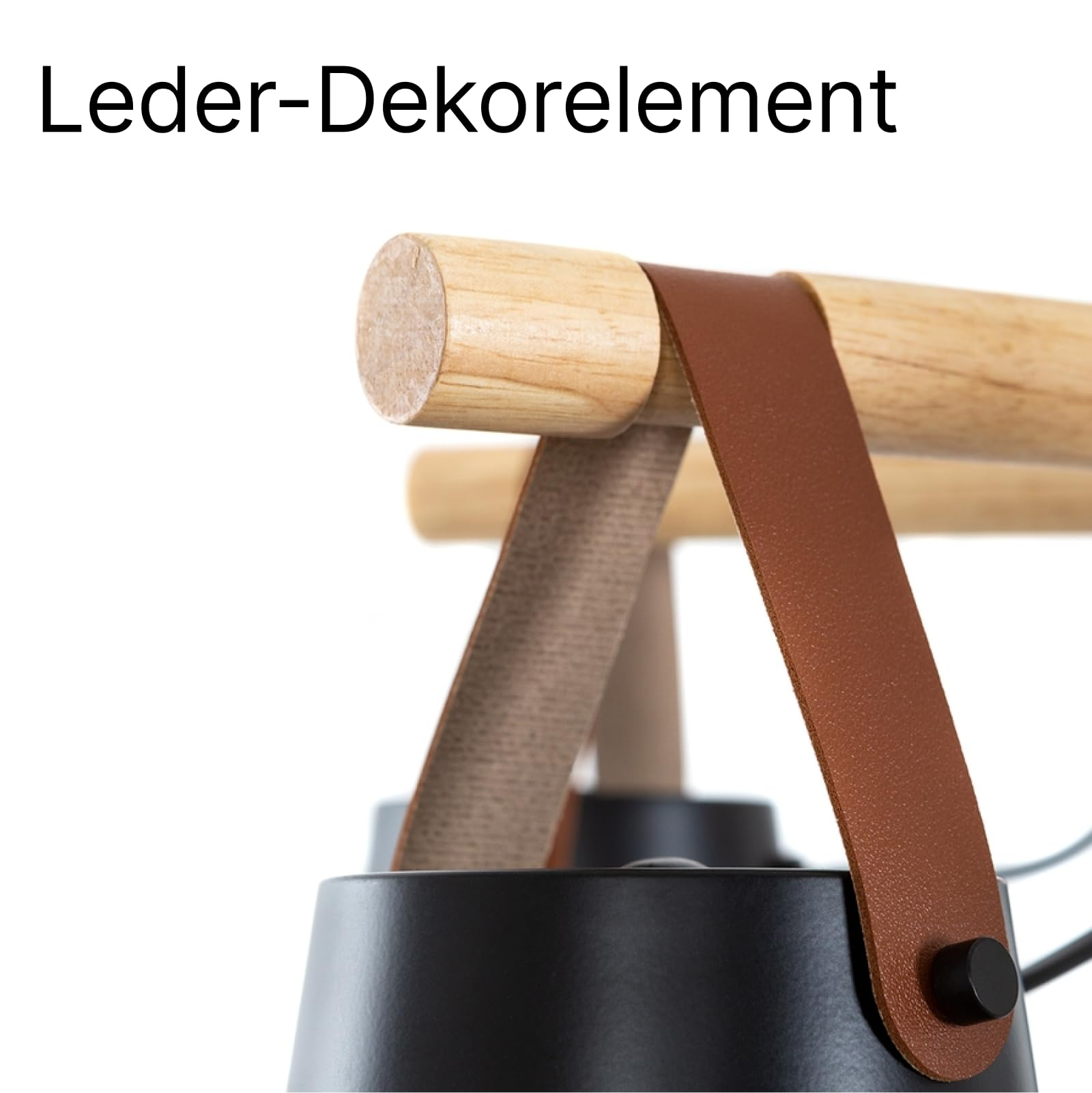 Holzstange mit Lederriemen über schwarzen Lampenschirmen.