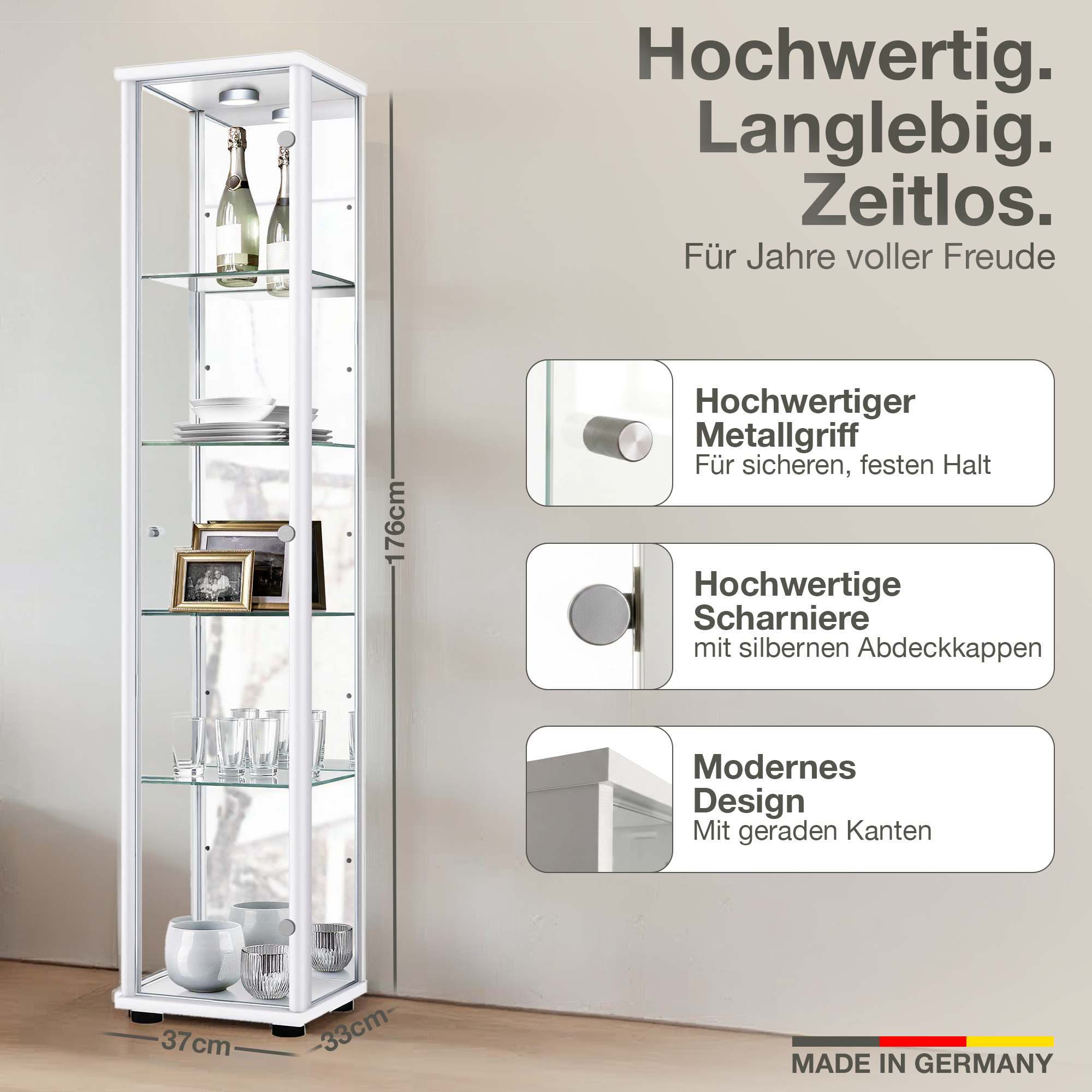 Ein schlanker, weißer Vitrinenschrank mit Glasböden, gefüllt mit Gläsern, Bilderrahmen und Deko.